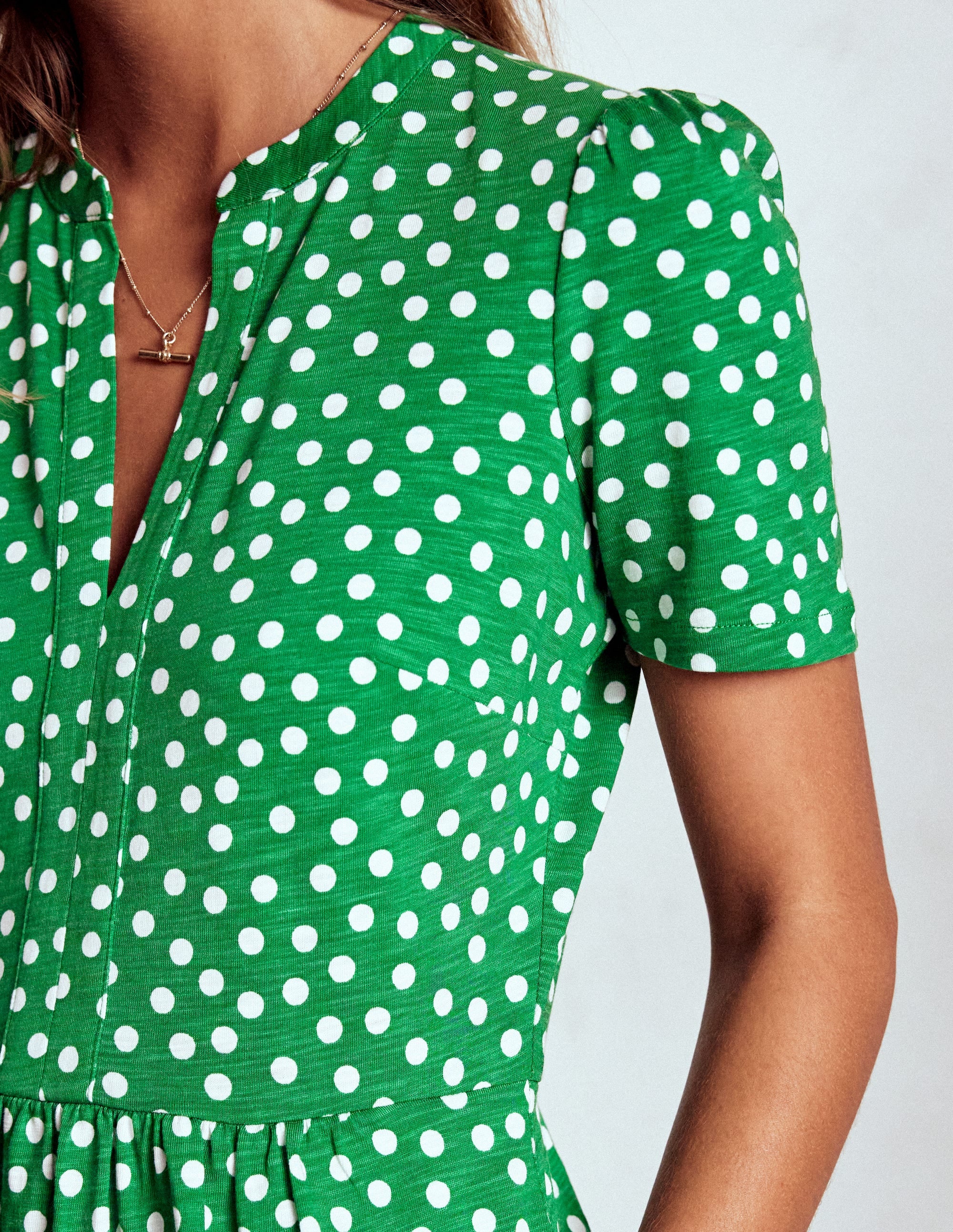 Naomi Kurzärmliges Kleid-Hochlandgrün, Gemalte Tupfen - Image 2