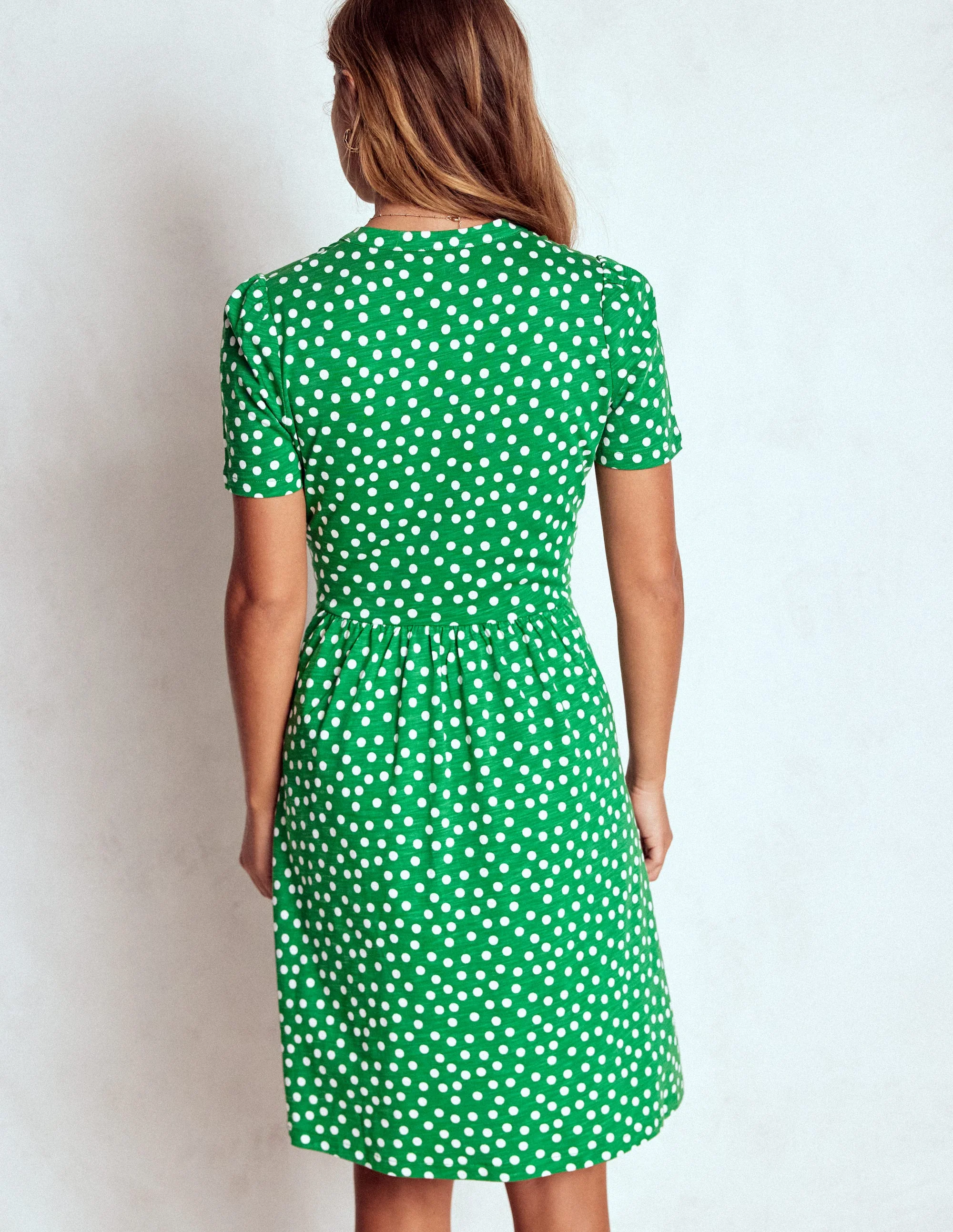 Naomi Kurzärmliges Kleid-Hochlandgrün, Gemalte Tupfen - Image 3