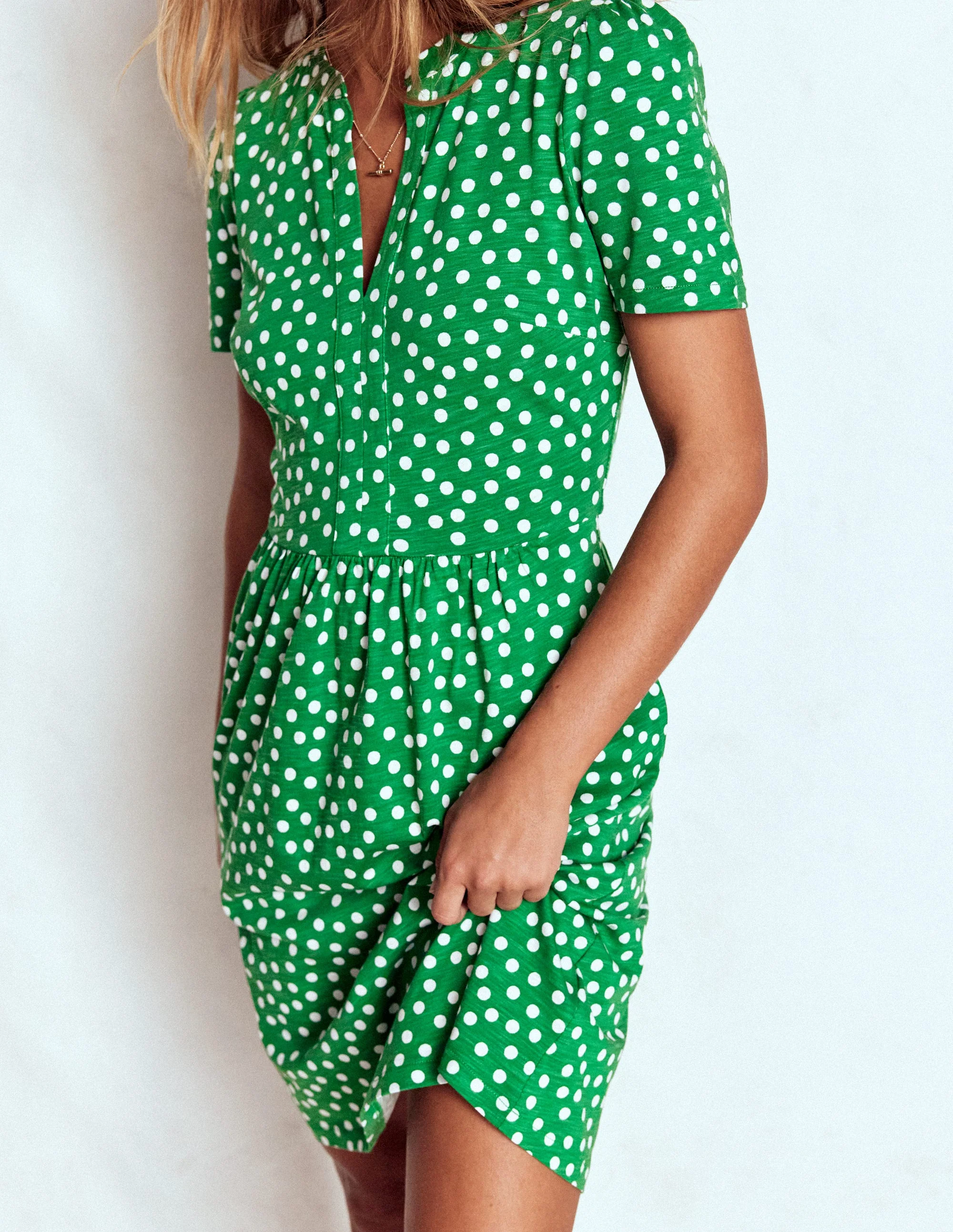 Naomi Kurzärmliges Kleid-Hochlandgrün, Gemalte Tupfen - Image 4
