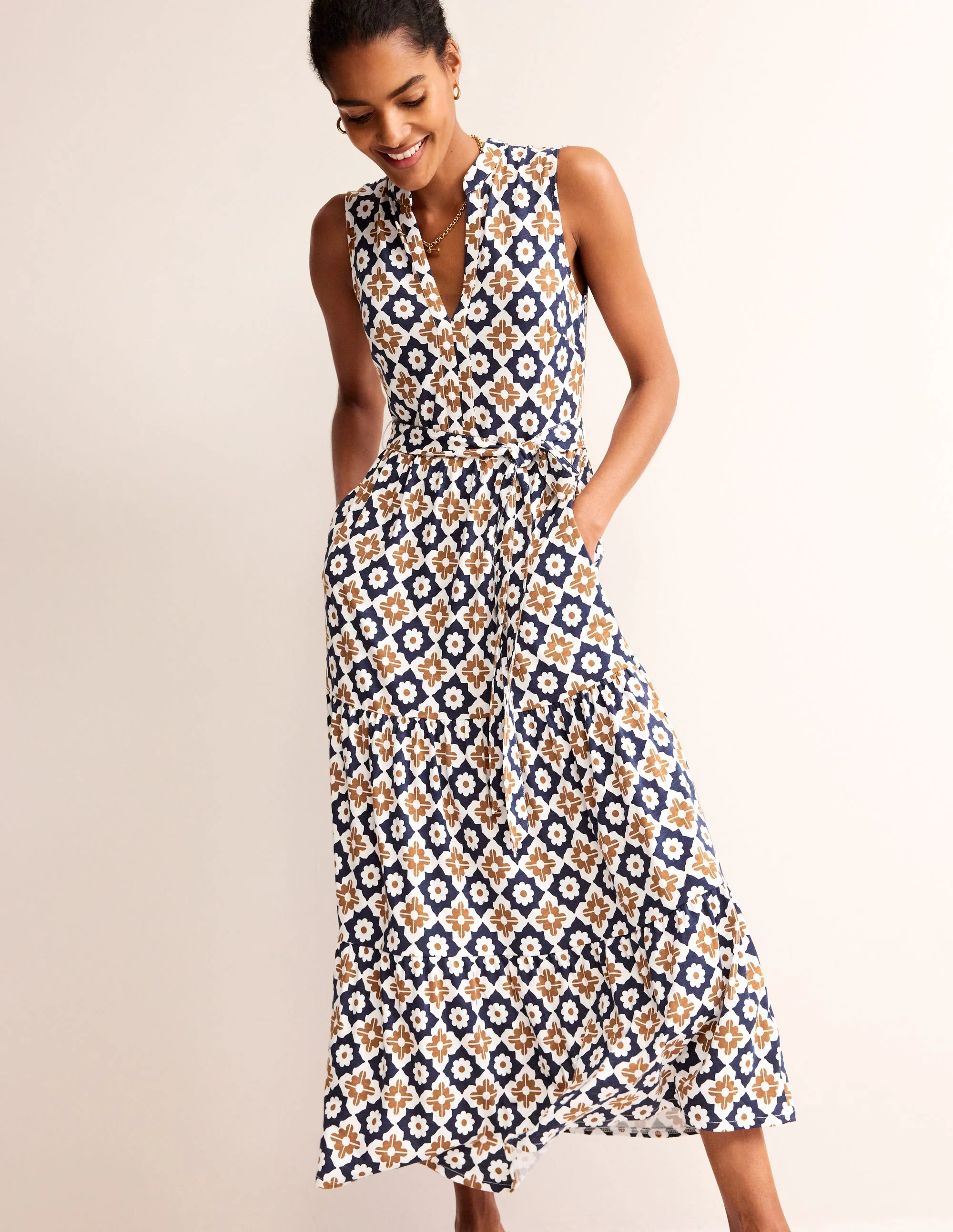 Naomi Maxikleid mit eingekerbtem Kragen-Gummi, Geo - Image 4