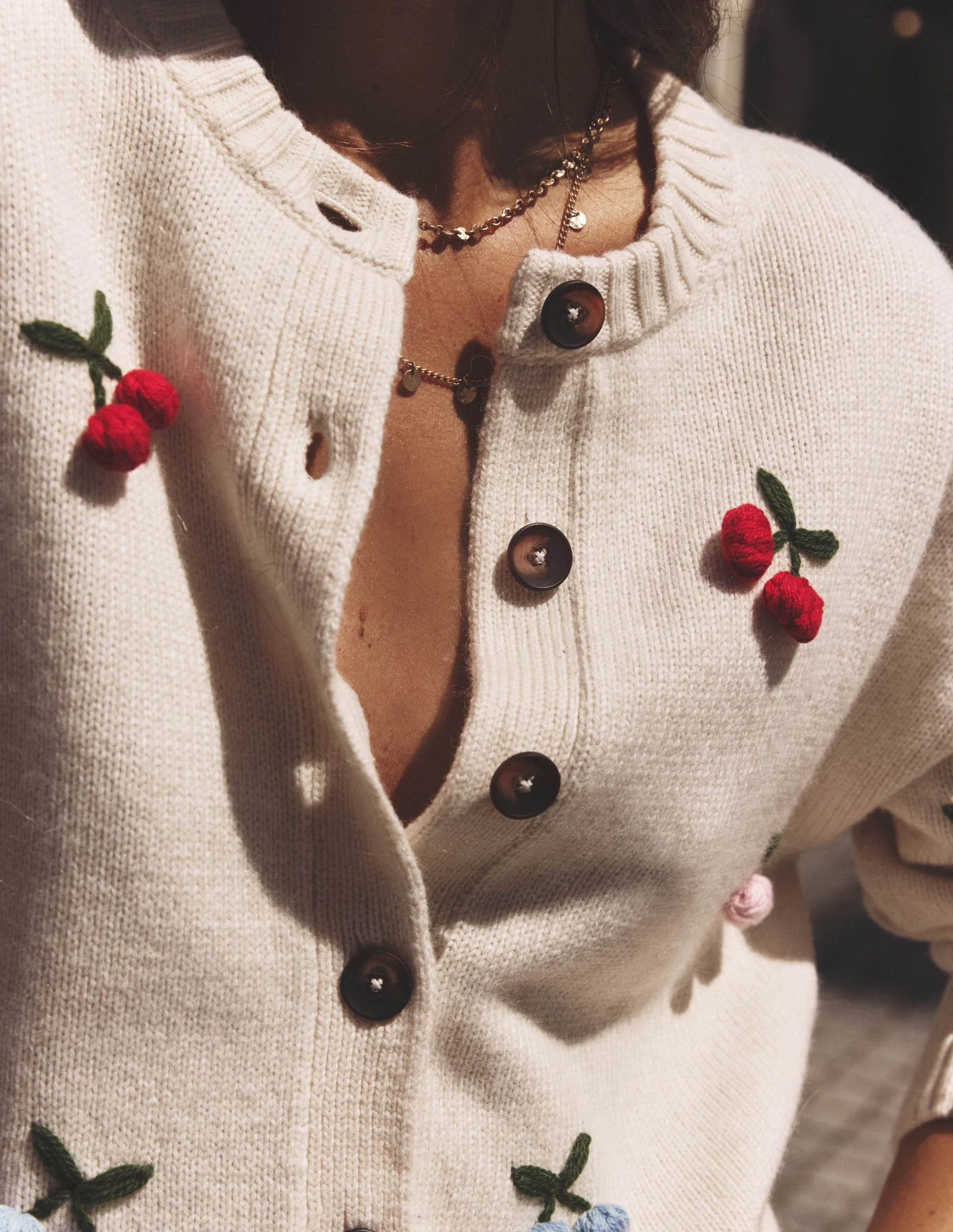 Natalie Strickjacke mit Stickerei-Haferbeige Melange, Kirsche - Image 6