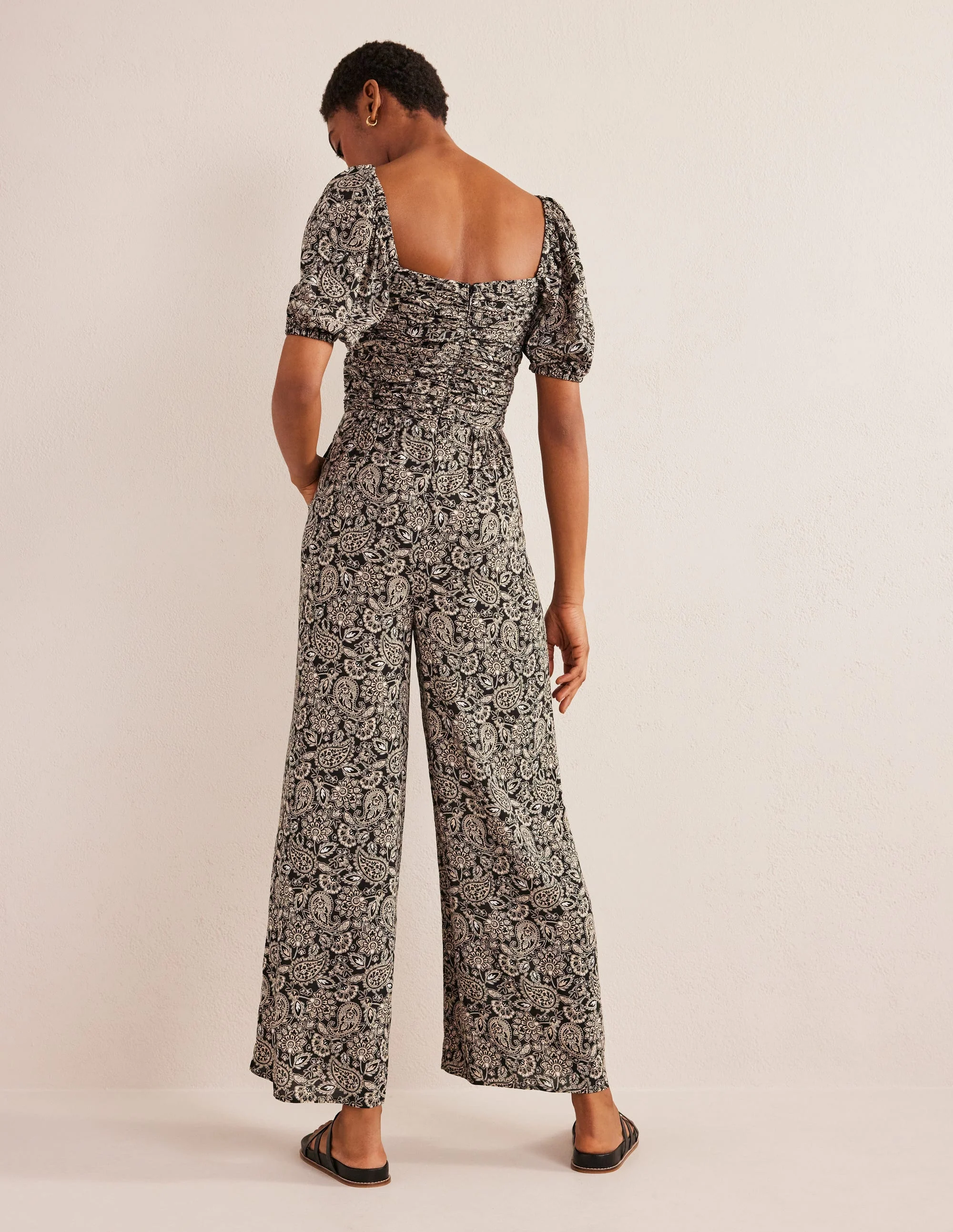 Neckholder-Jumpsuit mit Schlüssellochausschnitt-Schwarz, Paisleymuster - Image 4