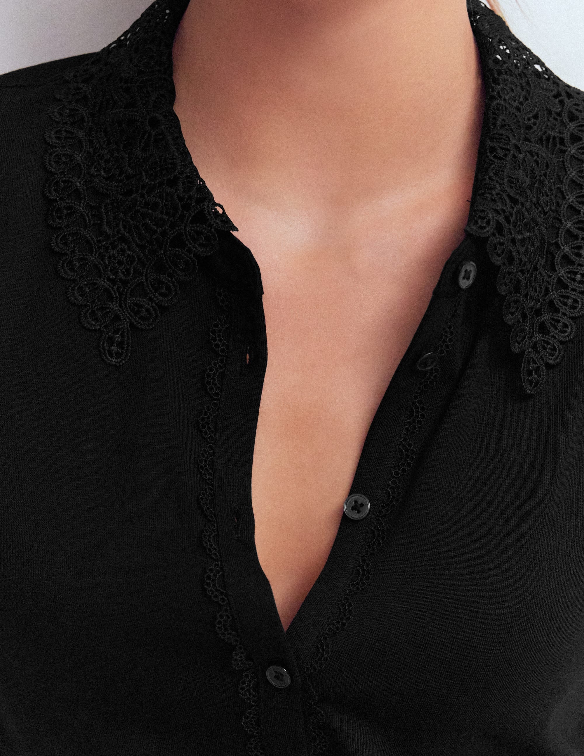 Nessa Bluse mit Lochstickerei am Kragen-Schwarz - Image 2
