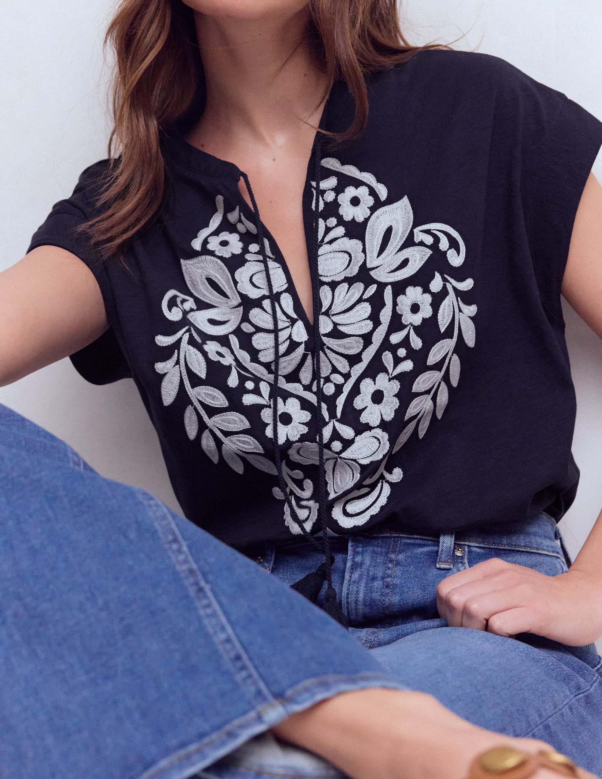 Nina T-Shirt mit gekerbtem Ausschnitt und Stickerei-Navy, Stickerei - Image 2