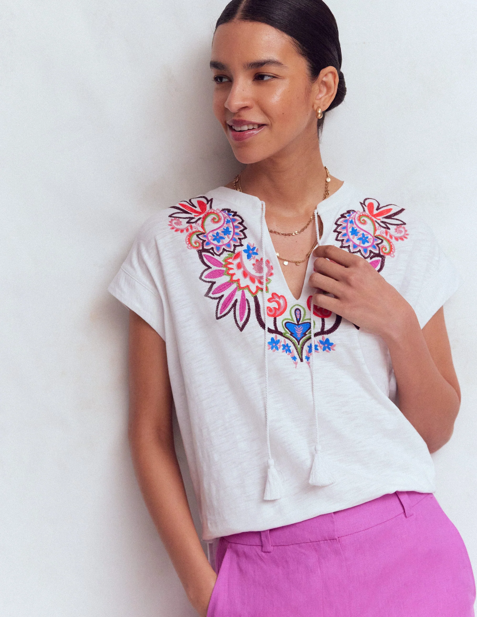 Nina T-Shirt mit gekerbtem Ausschnitt und Stickerei-Weiß – Bunte Stickerei - Image 5