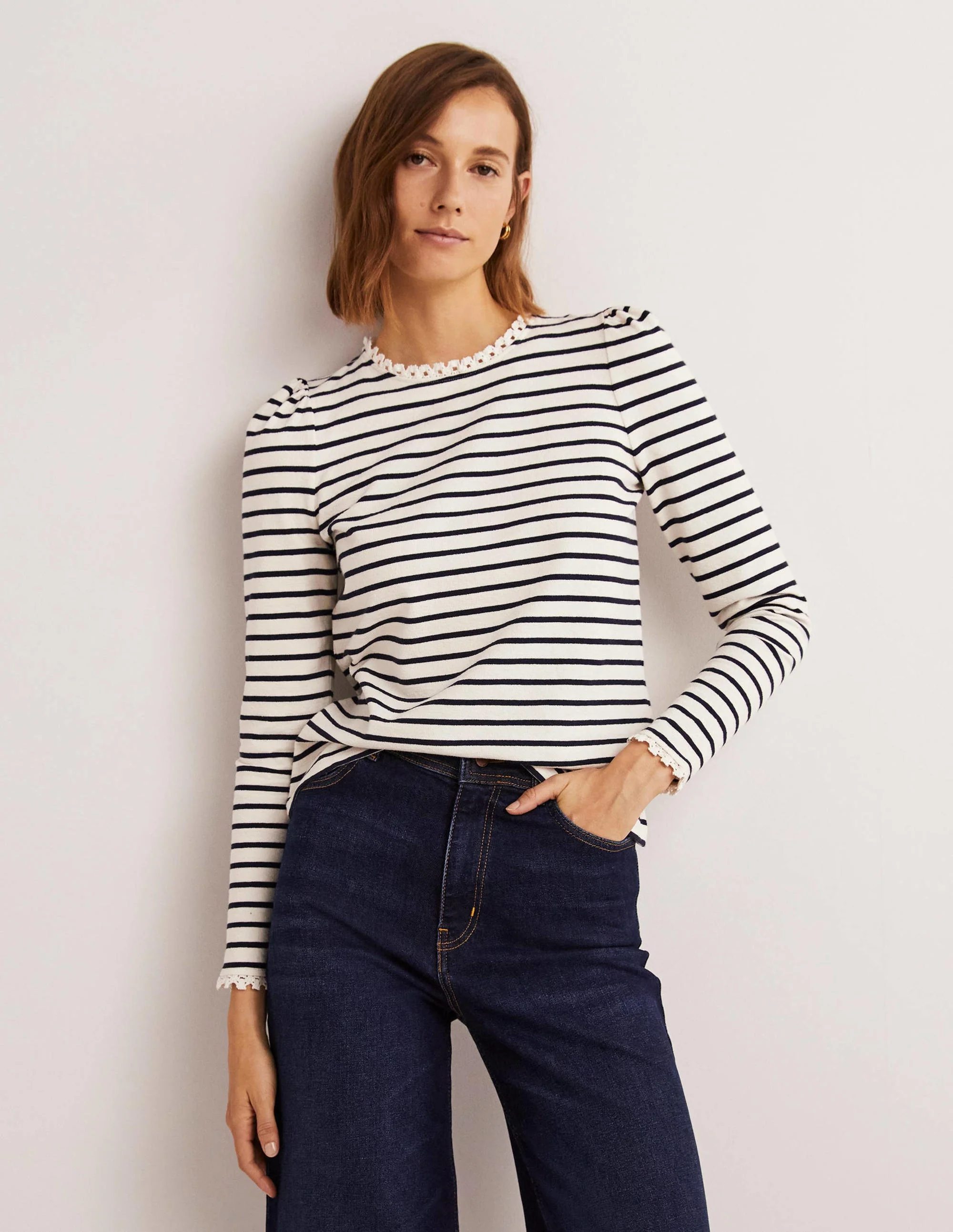 Oberteil mit Rundhalsausschnitt und Häkelbesatz-Naturweiß/Navy, Gestreift
