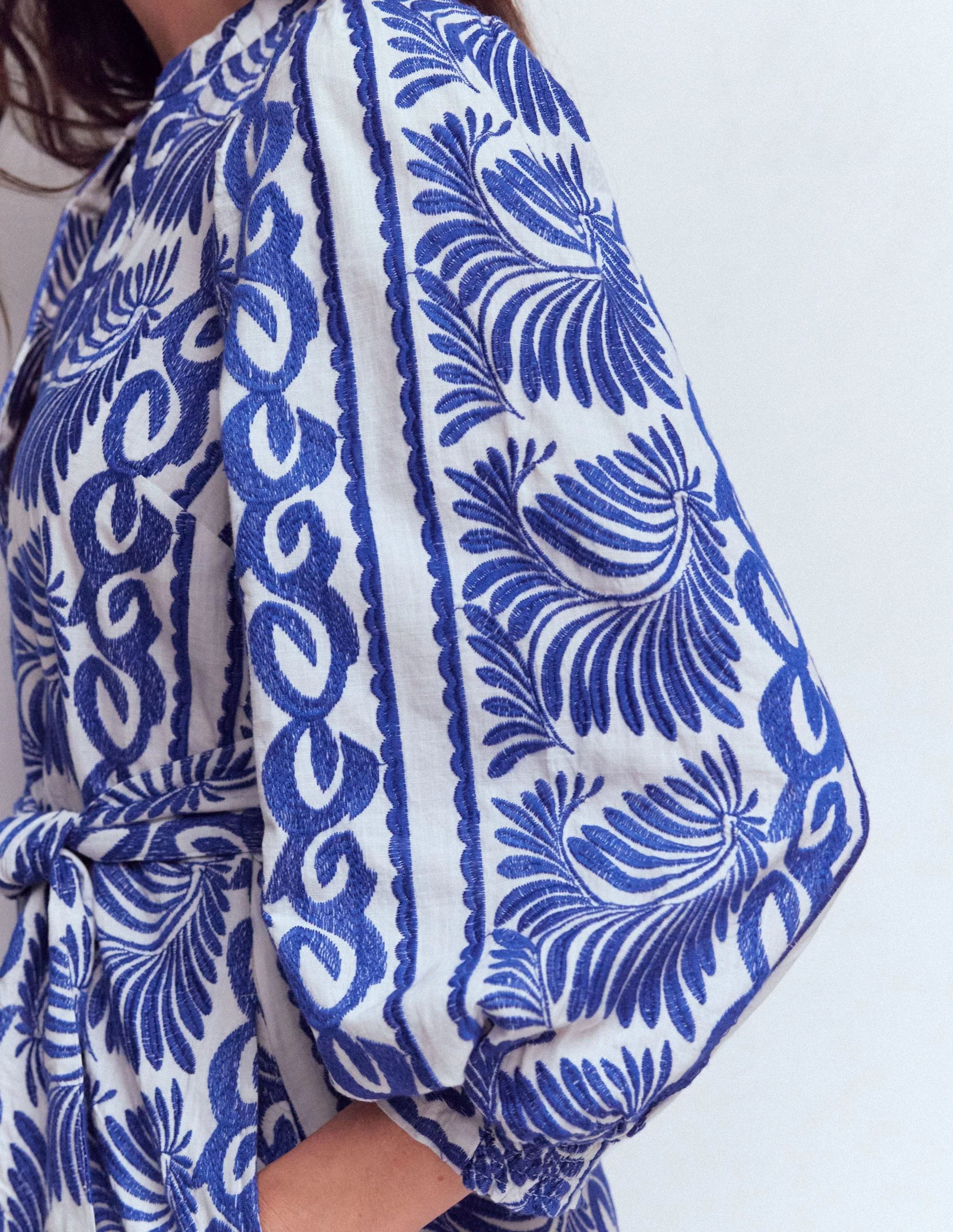 Octavia Baumwollkleid-Blau Naturweiß Stickerei - Image 2