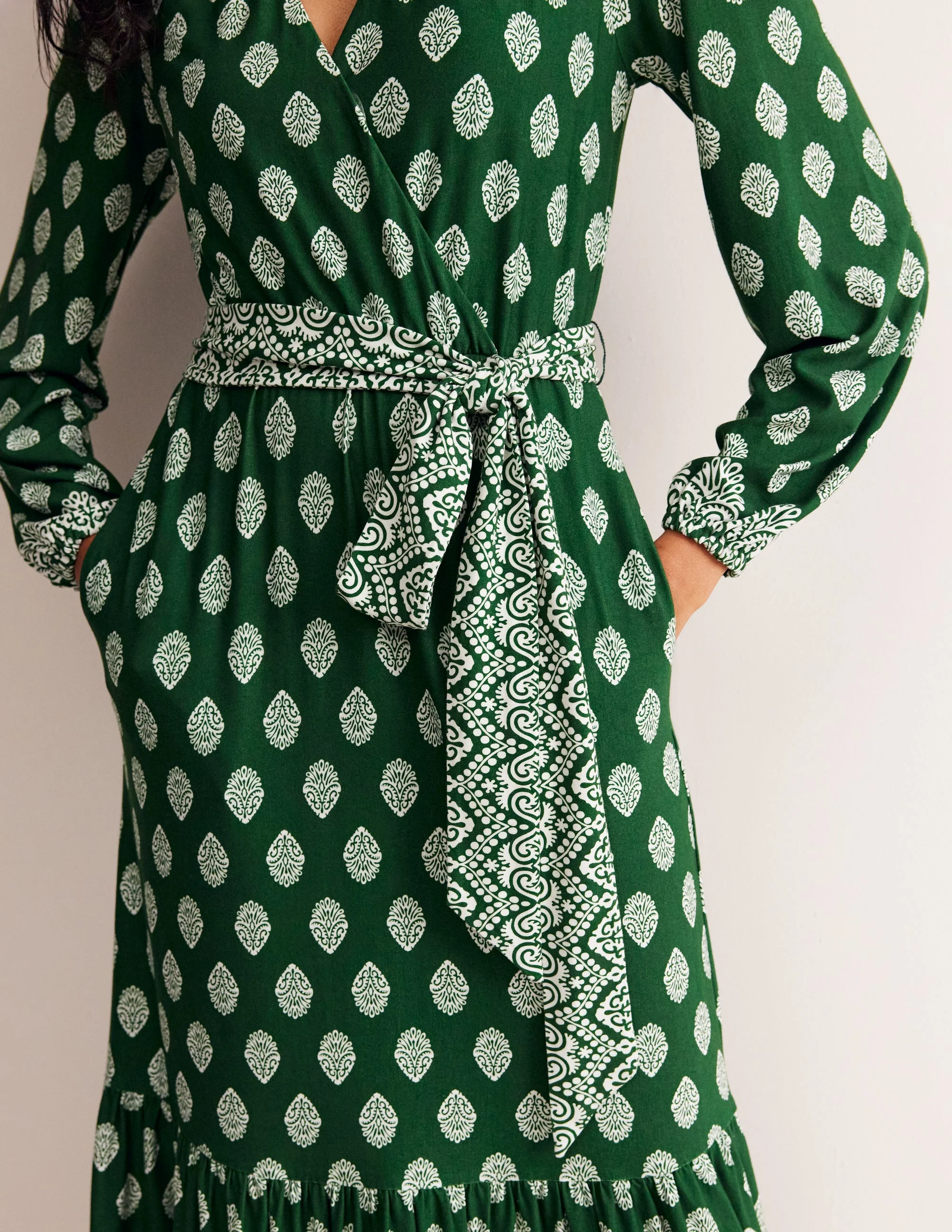Ophelia Midi-Wickelkleid aus Jersey-Piniengrün, Ornamentstempel - Image 2