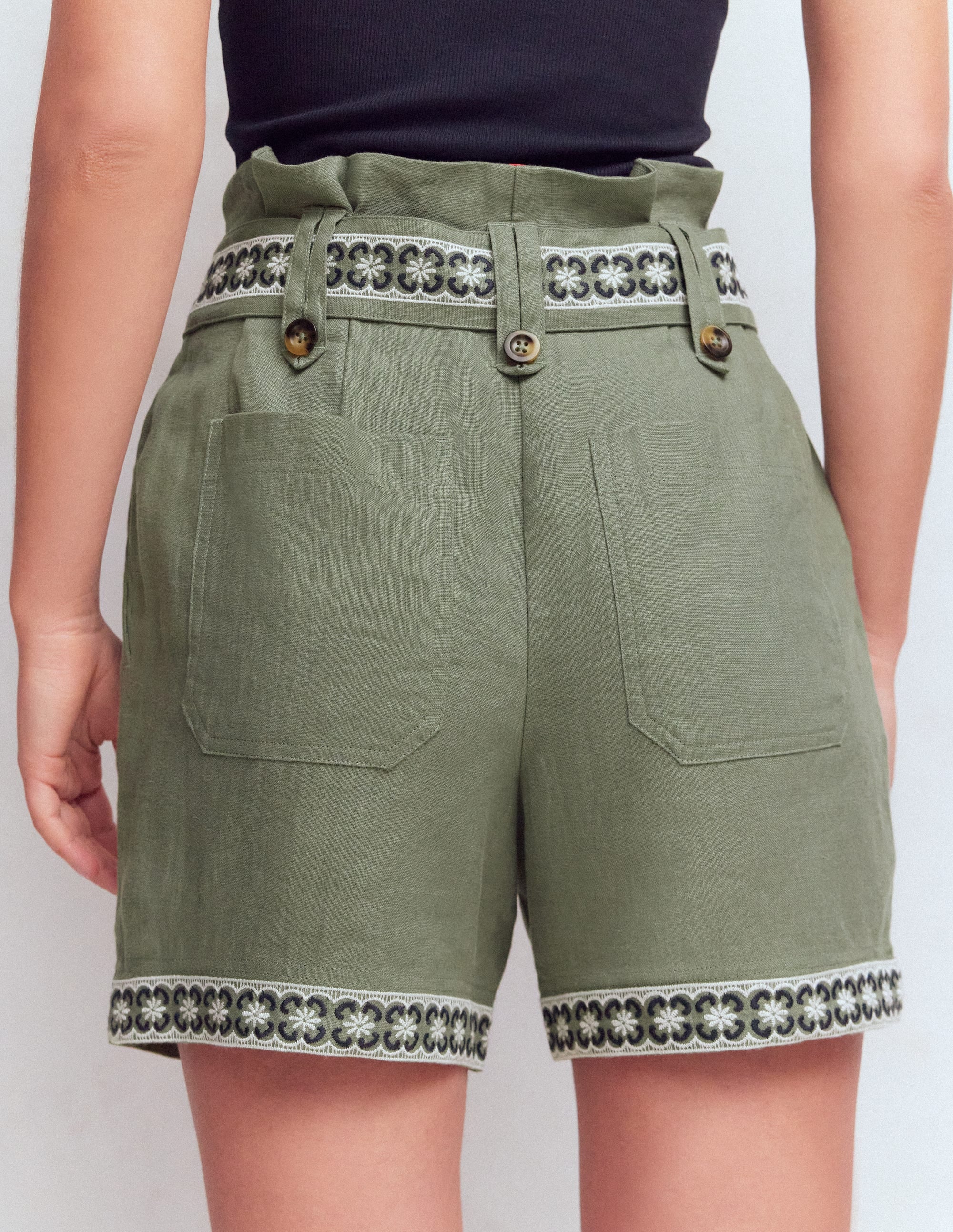 Paperbag-Leinenshorts mit Gürtel-Grün Grau Stickerei - Image 3