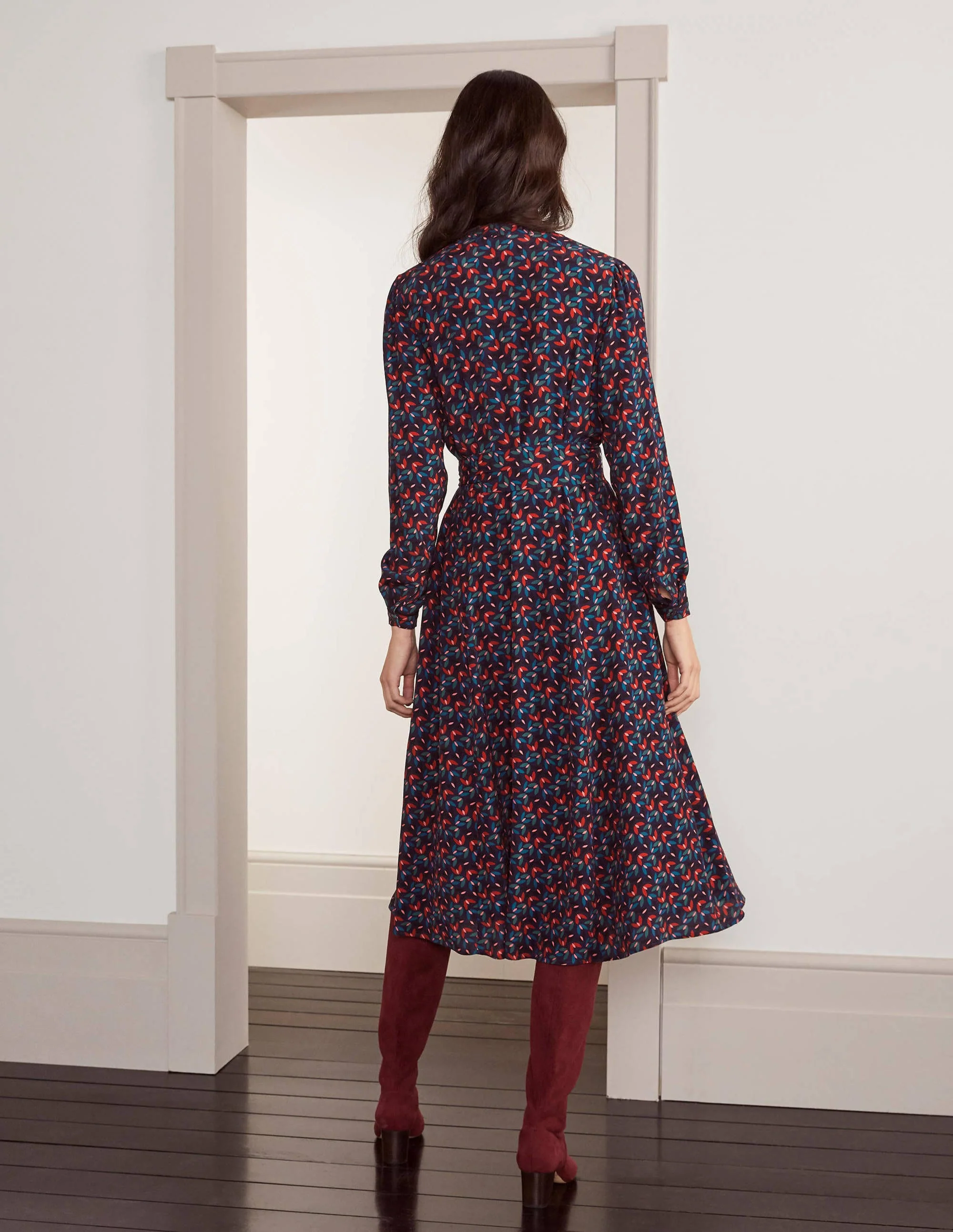 Pippa Midi-Hemdblusenkleid-Französisches Navy, Herumwirbelnde Blütenblätter - Image 2