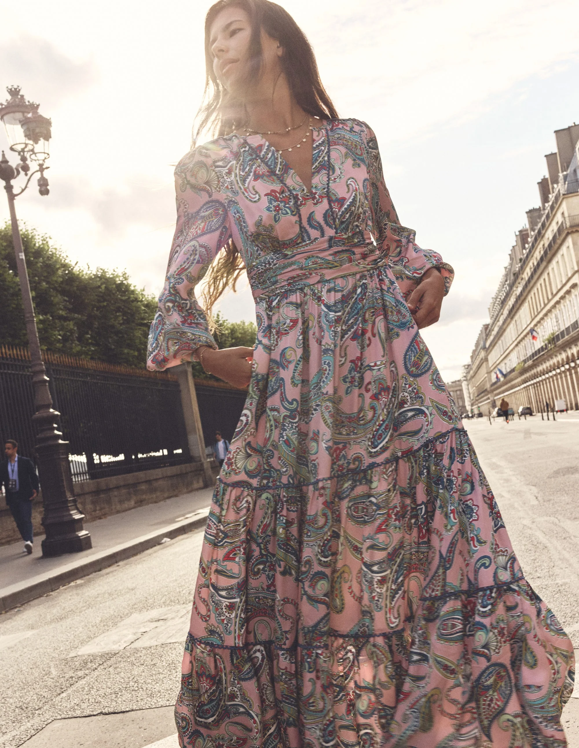 Pippa Satin-Maxikleid-Charmantes Rosa, opulentes Paisleymuster - Image 5