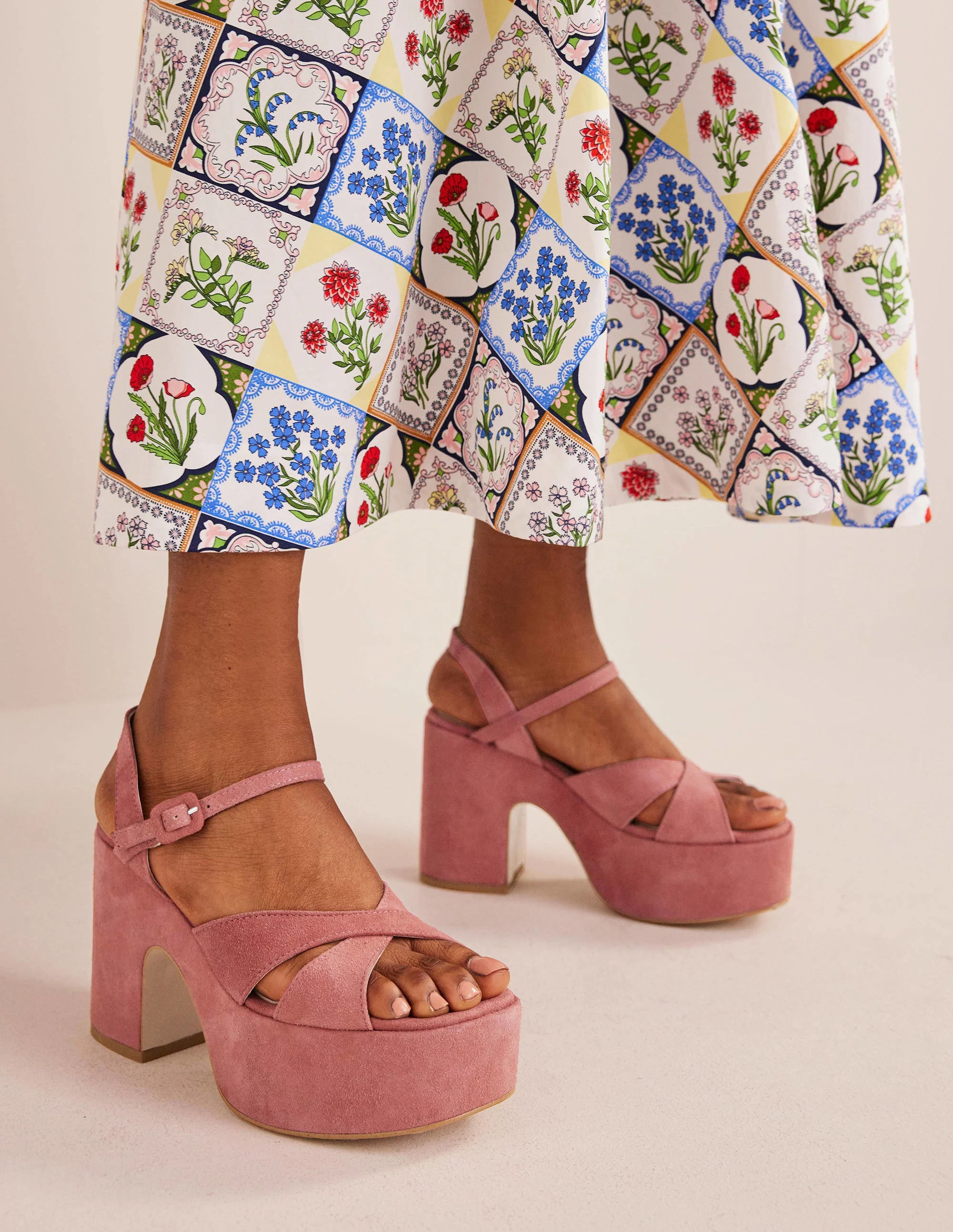Plateausandalen mit überkreuzten Riemen und Keilabsatz-Pastellrosa, Veloursleder