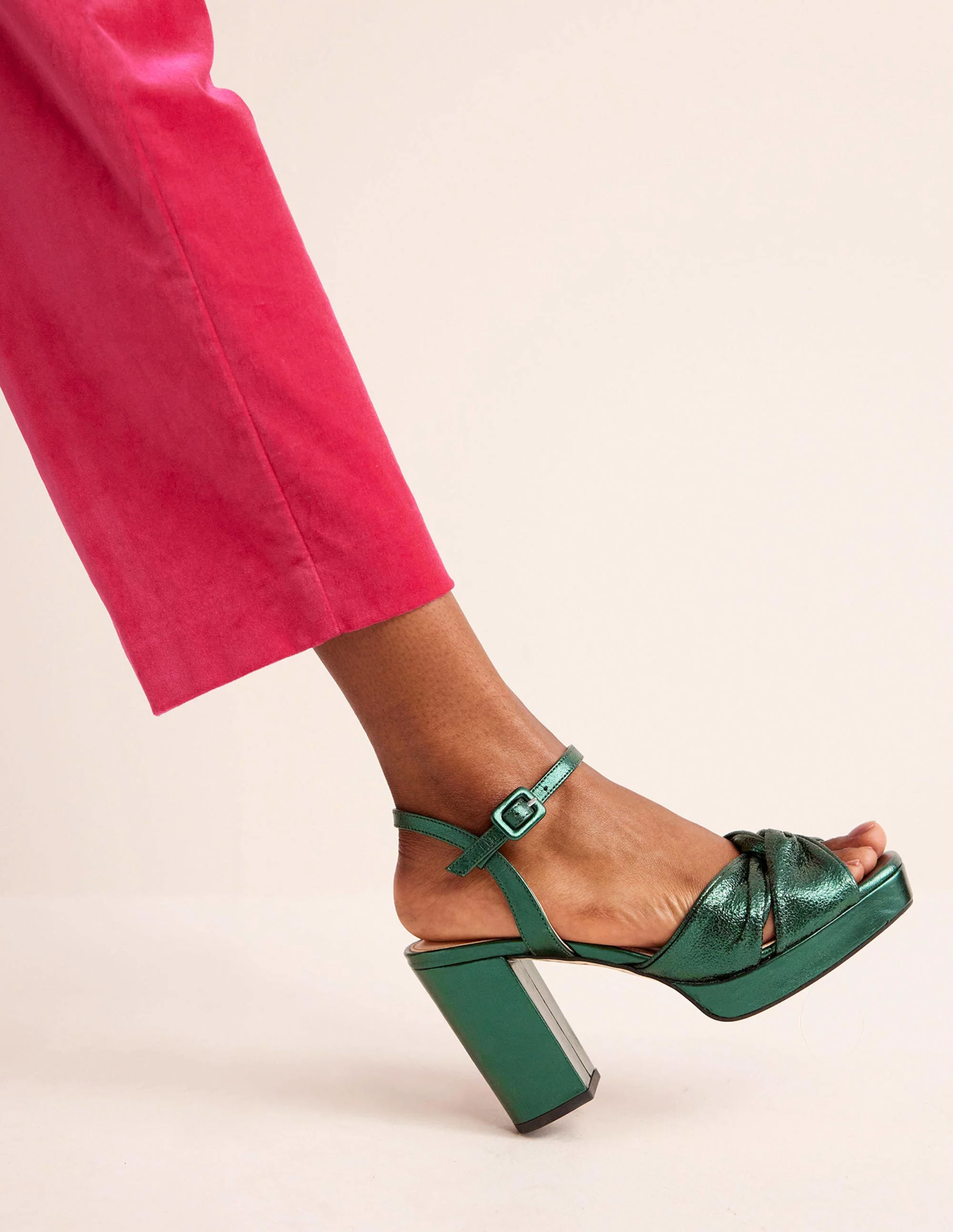 Plateauschuhe mit Absatz und Twistdetail-Wintergrün Metallic-Leder