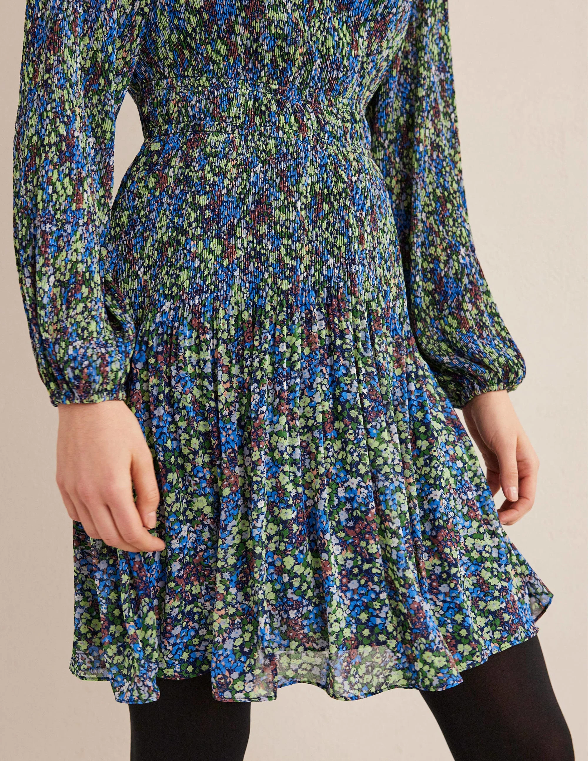 Plisseekleid mit V-Ausschnitt-Nebelblau, Gardenienblüten - Image 2