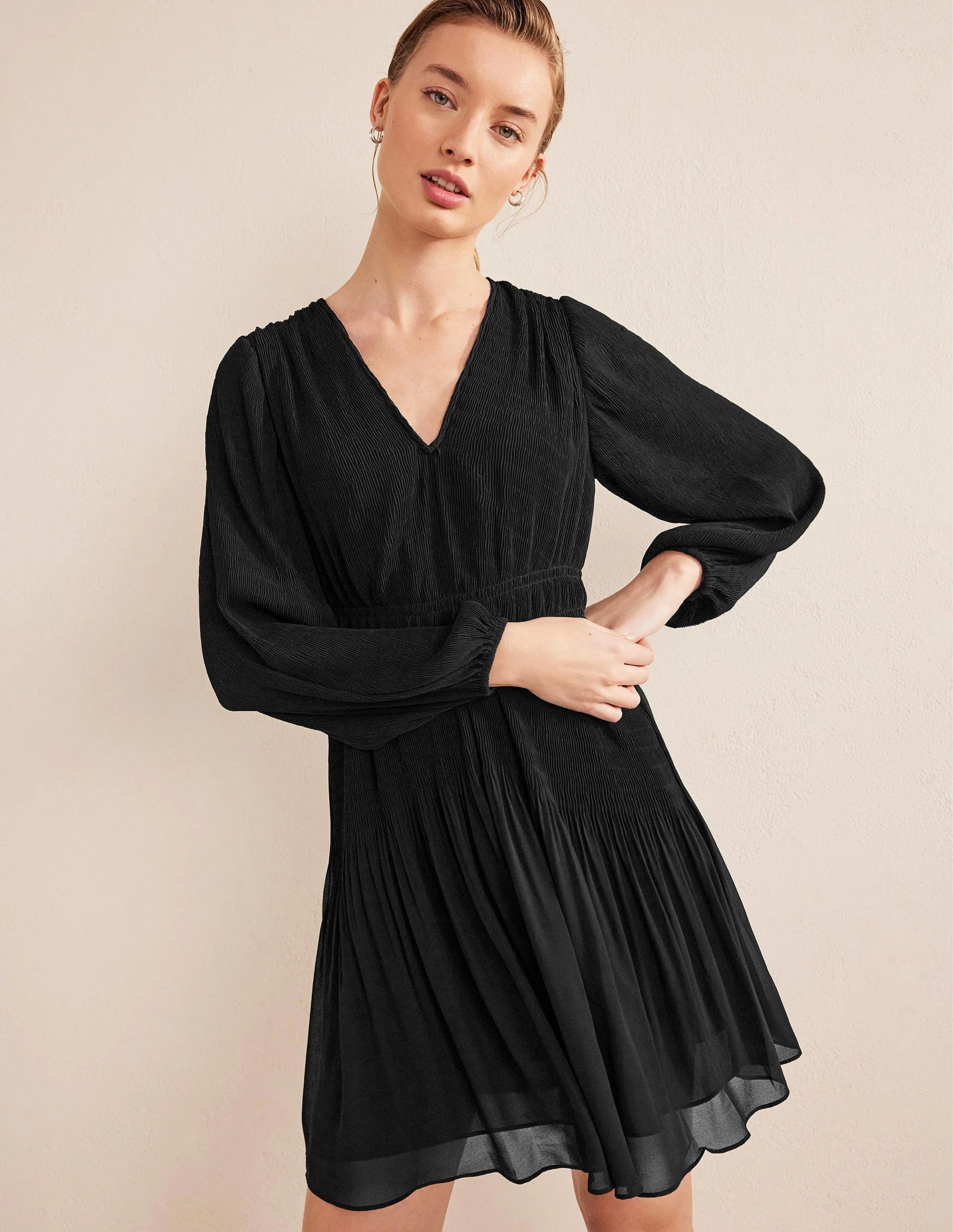 Plisseekleid mit V-Ausschnitt-Schwarz