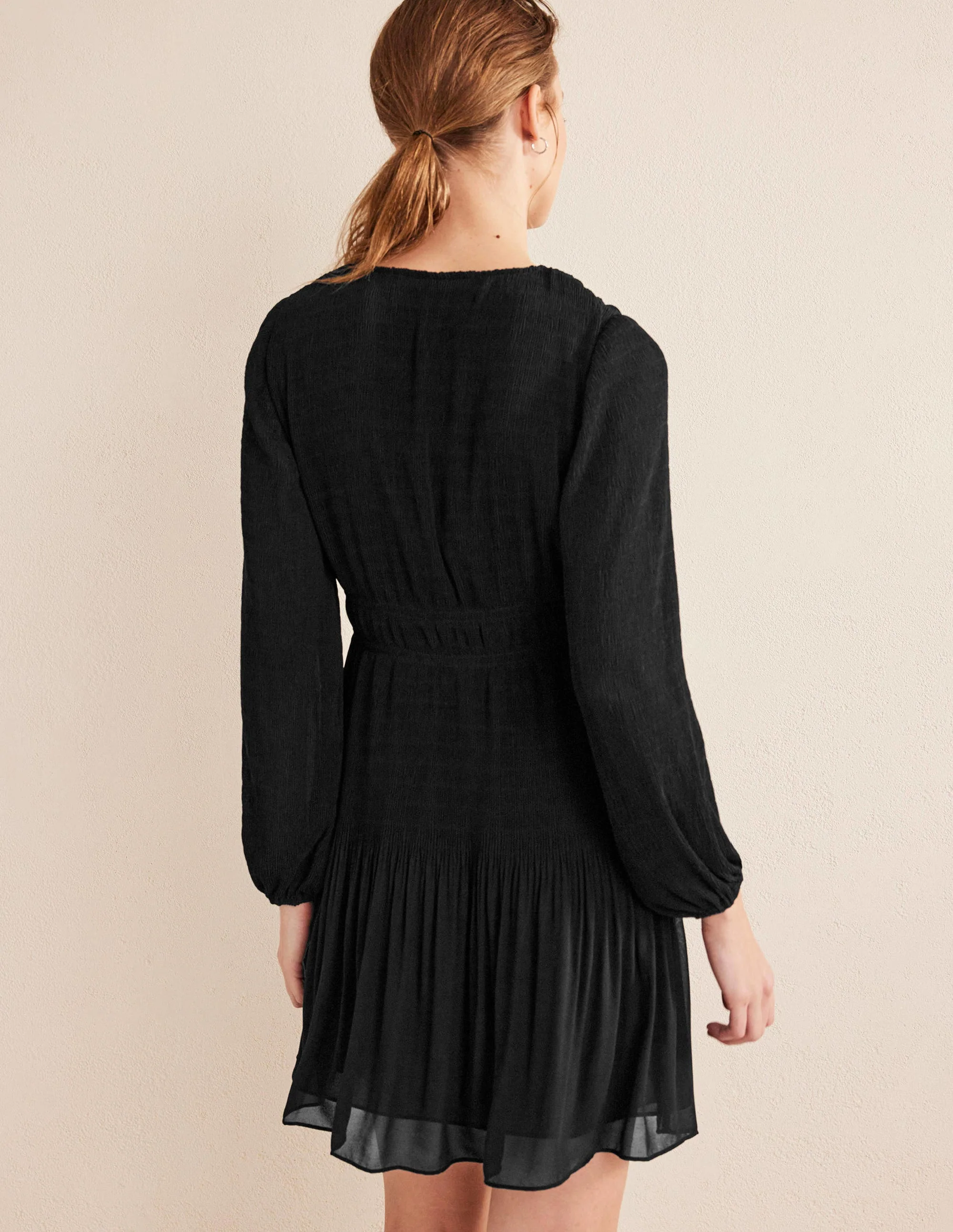 Plisseekleid mit V-Ausschnitt-Schwarz - Image 3
