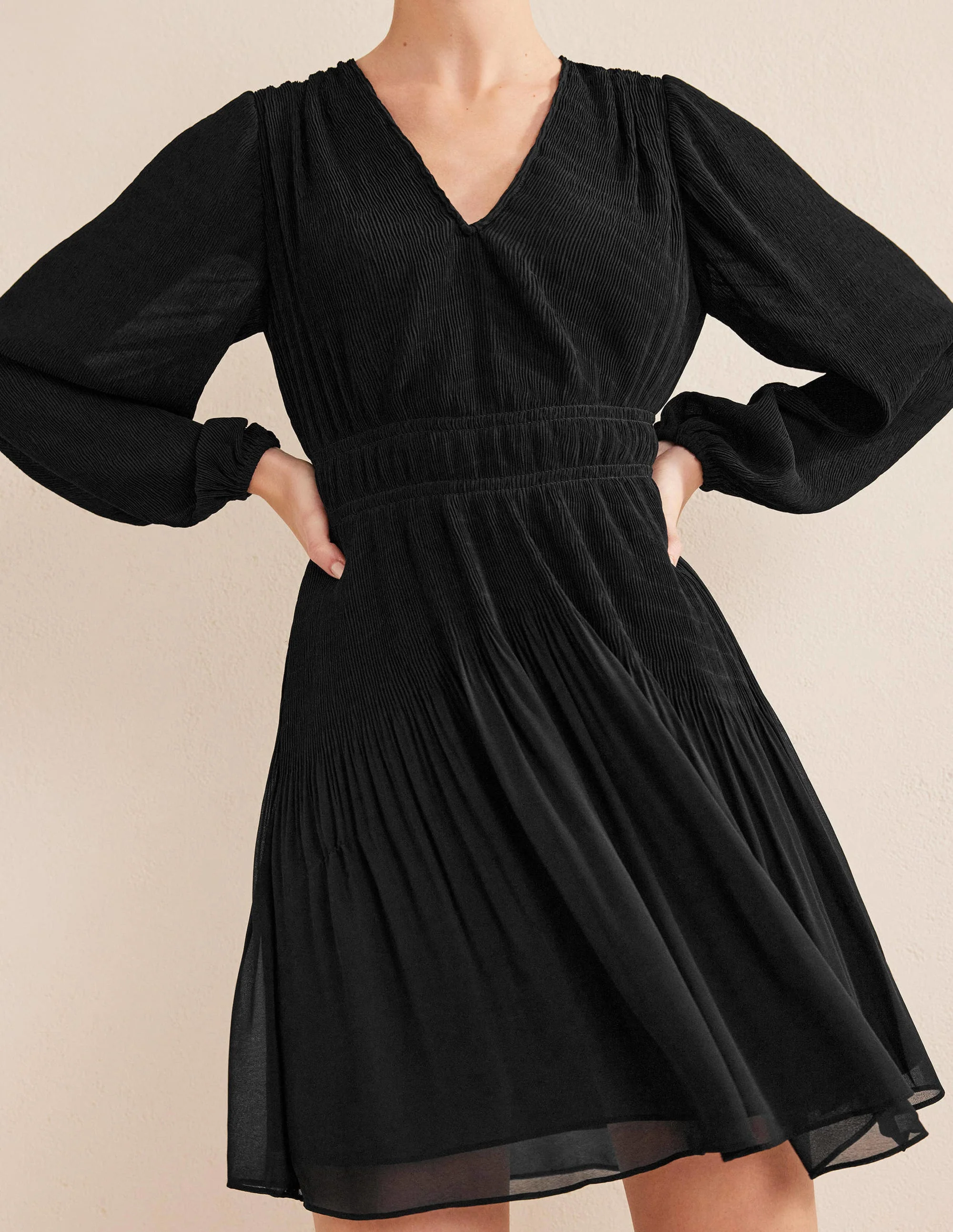 Plisseekleid mit V-Ausschnitt-Schwarz - Image 4