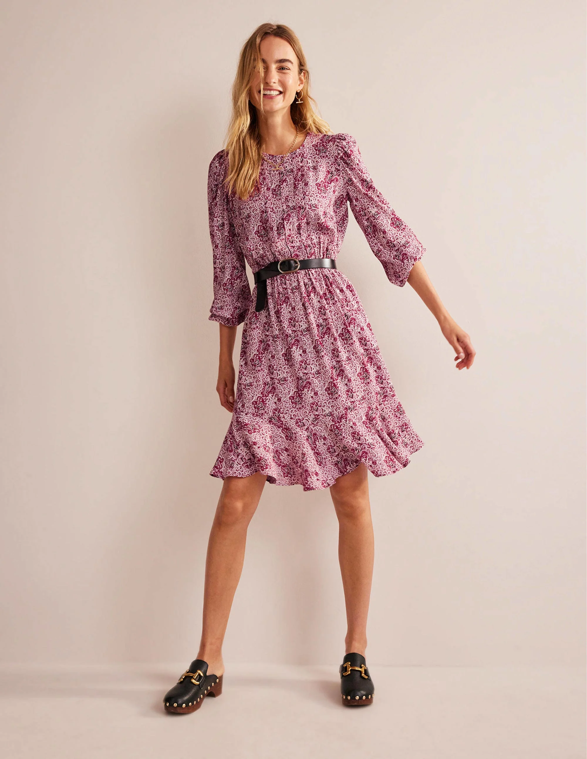 Plissiertes Minikleid mit Schößchen-Erdbeerrot, Botanische Terrasse