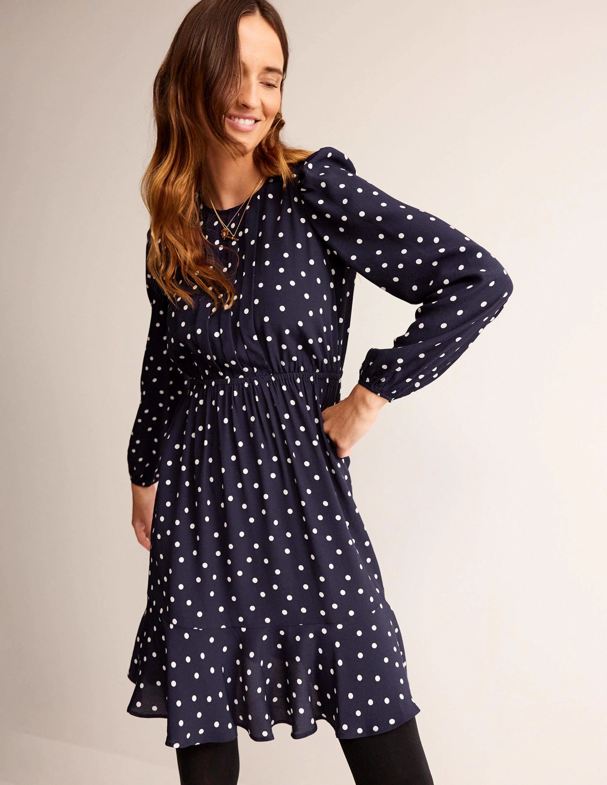 Plissiertes Minikleid mit Schößchen-Französisches Marineblau, Spaced Dot