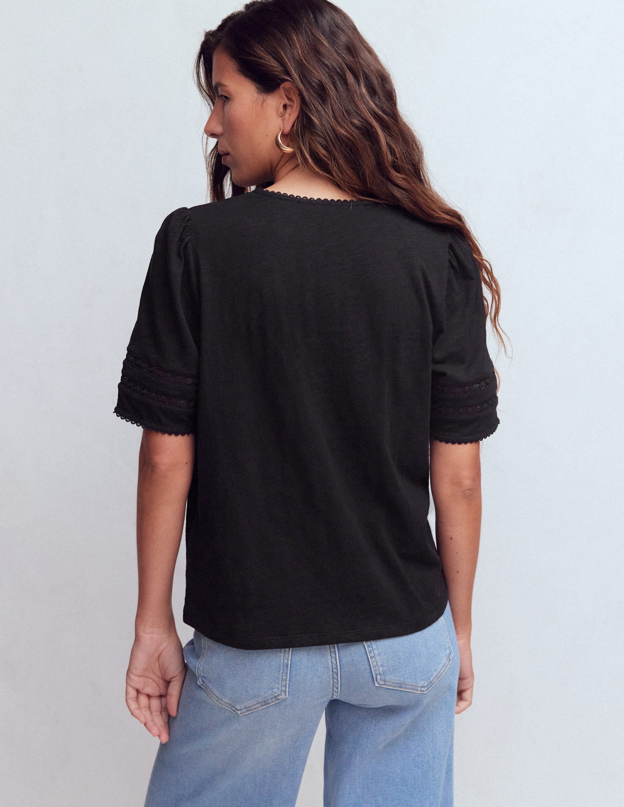 Poppy T-Shirt mit Besatz und V-Ausschnitt-Schwarz - Image 3