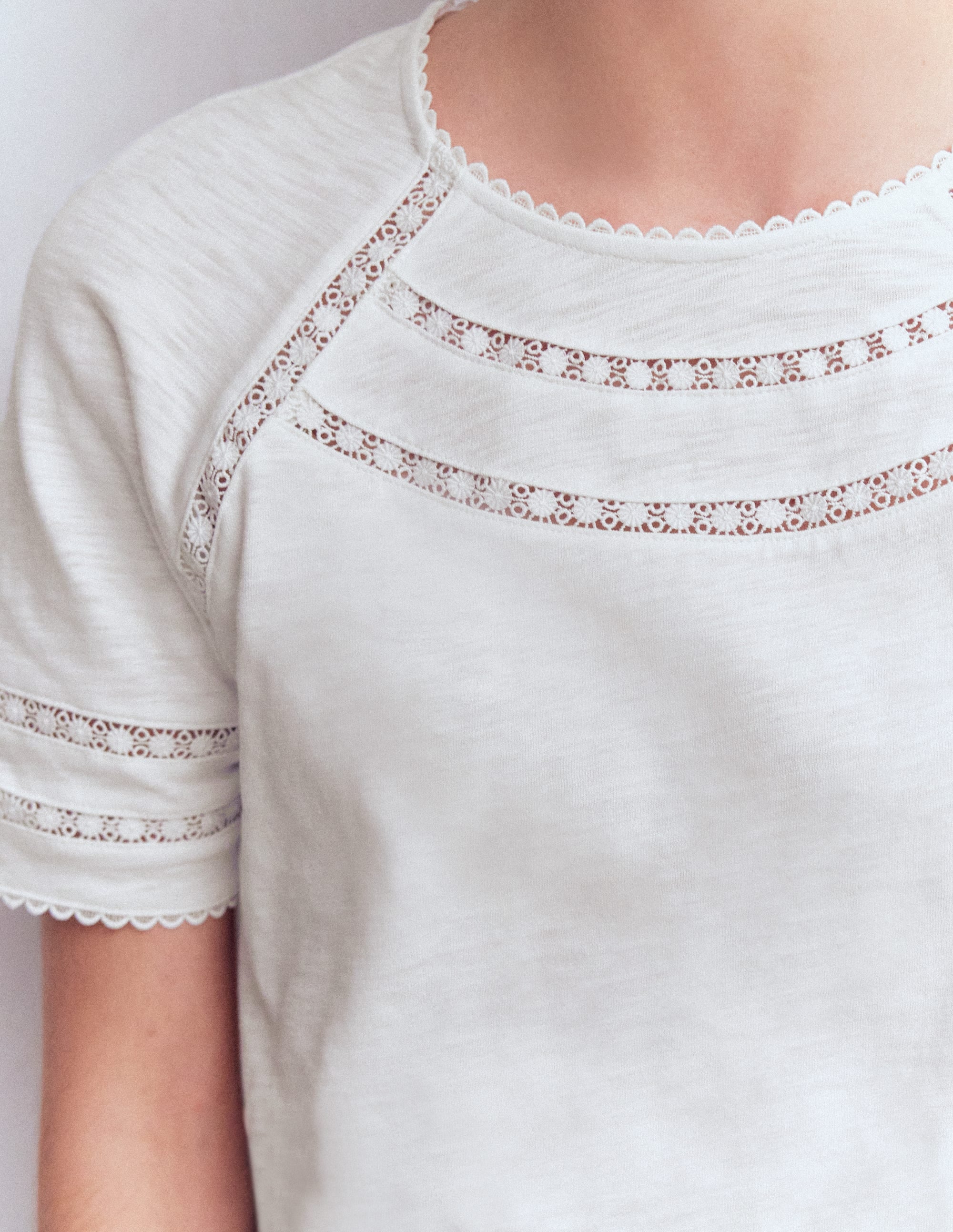 Poppy T-Shirt mit Rundhalsausschnitt und Besatz-Weiß - Image 2