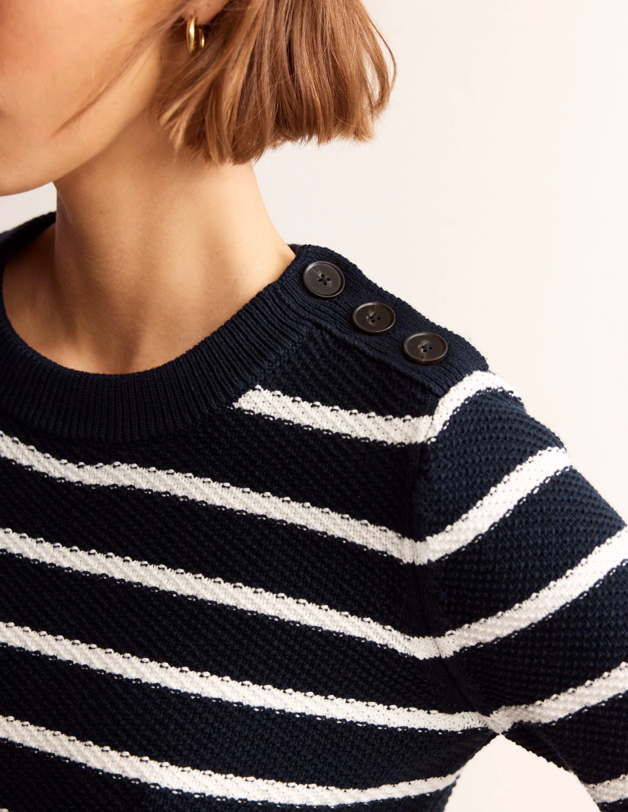 Pullover mit Knopfdetail und Ziernaht-Marineblau/Warmes Naturweiß - Image 2