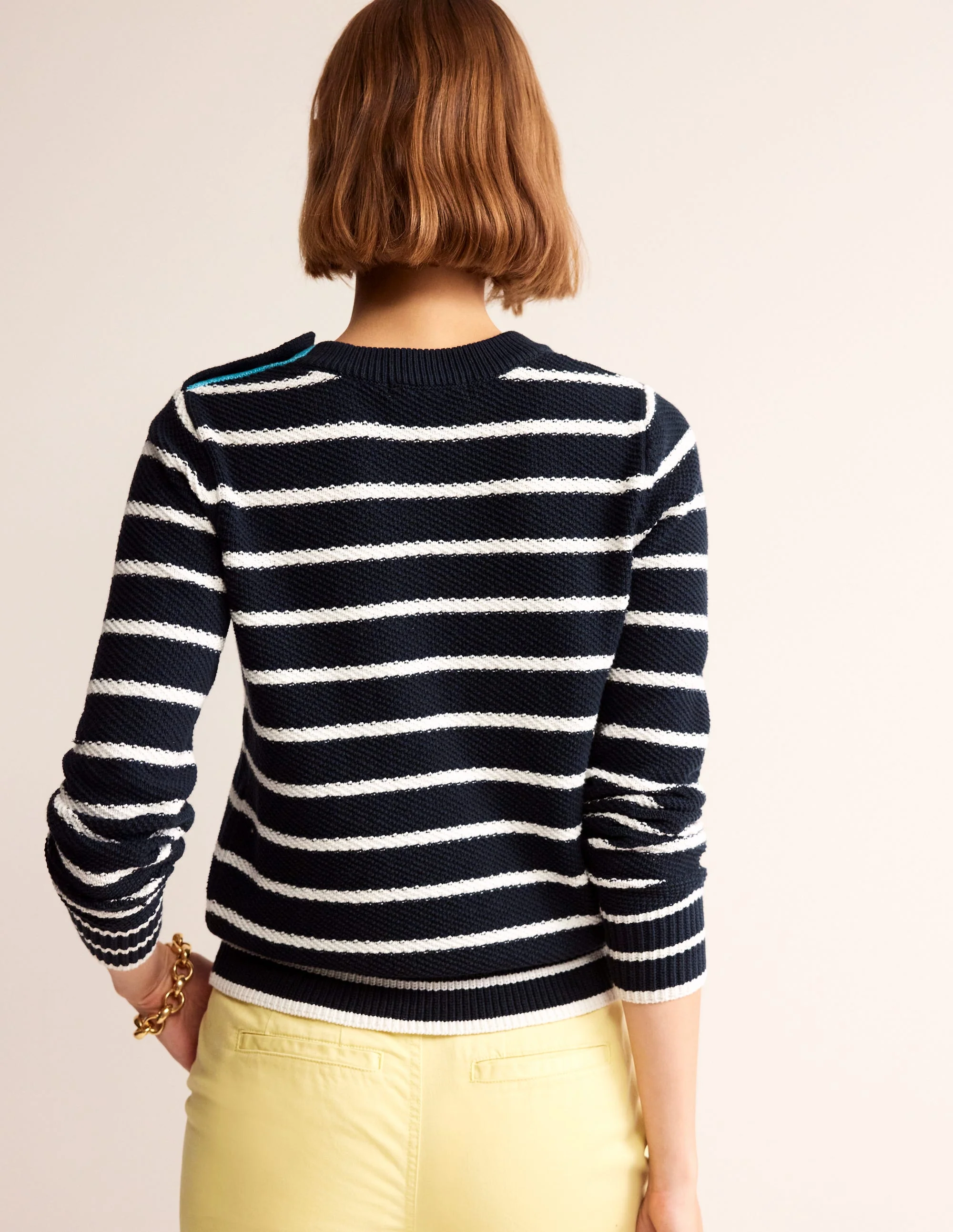 Pullover mit Knopfdetail und Ziernaht-Marineblau/Warmes Naturweiß - Image 3