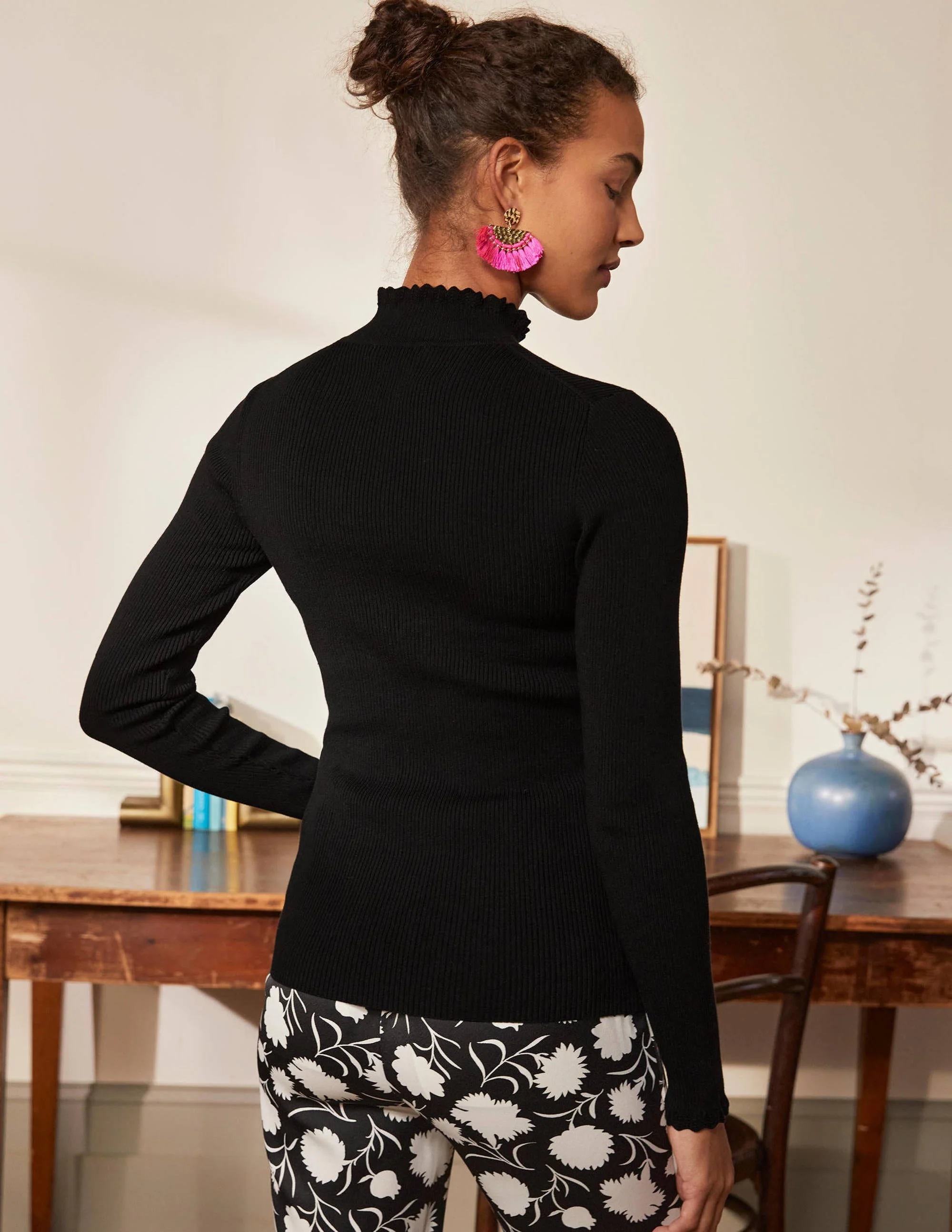 Pullover mit Muschelsaum und hohem Kragen-Schwarz - Image 3