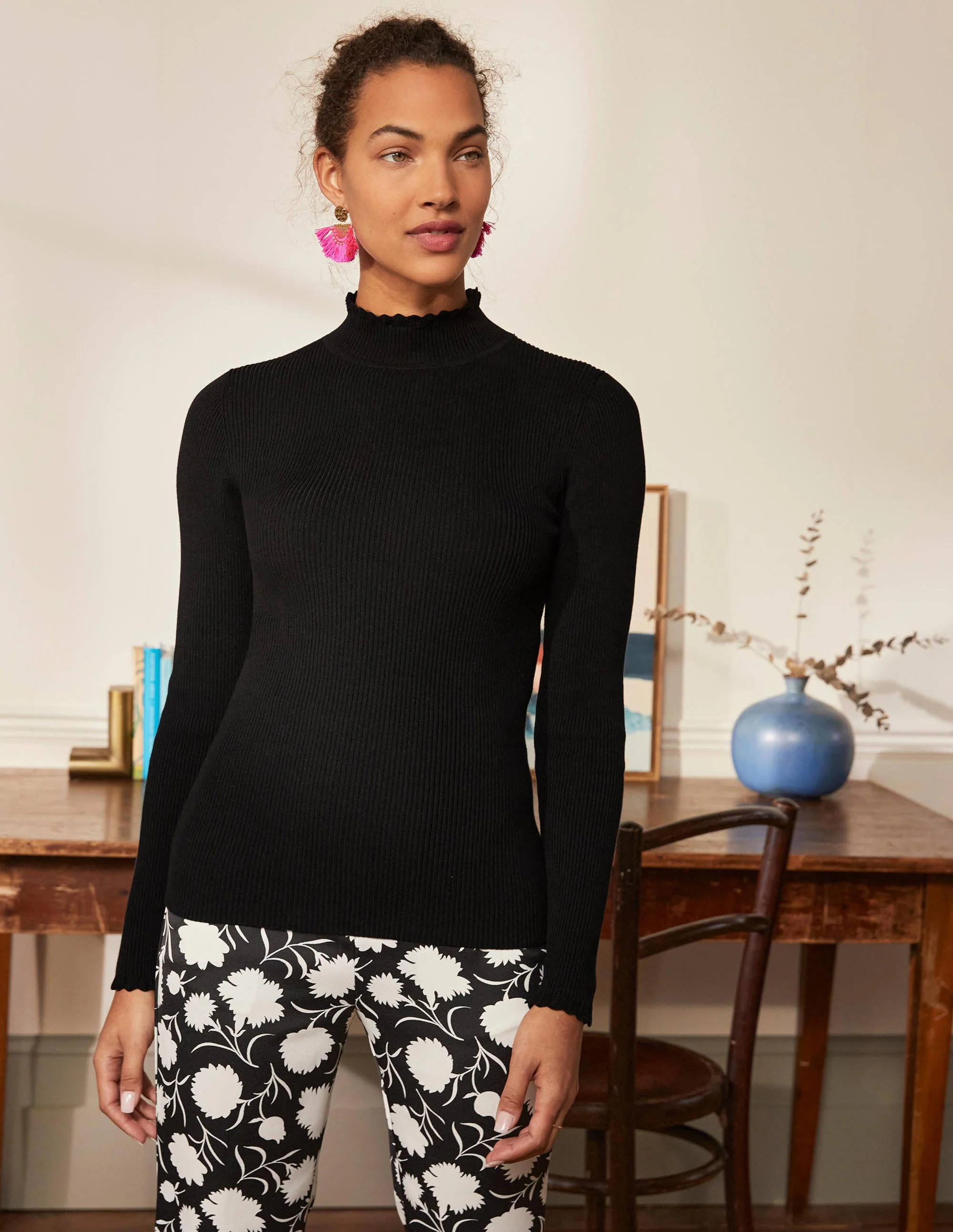 Pullover mit Muschelsaum und hohem Kragen-Schwarz - Image 4
