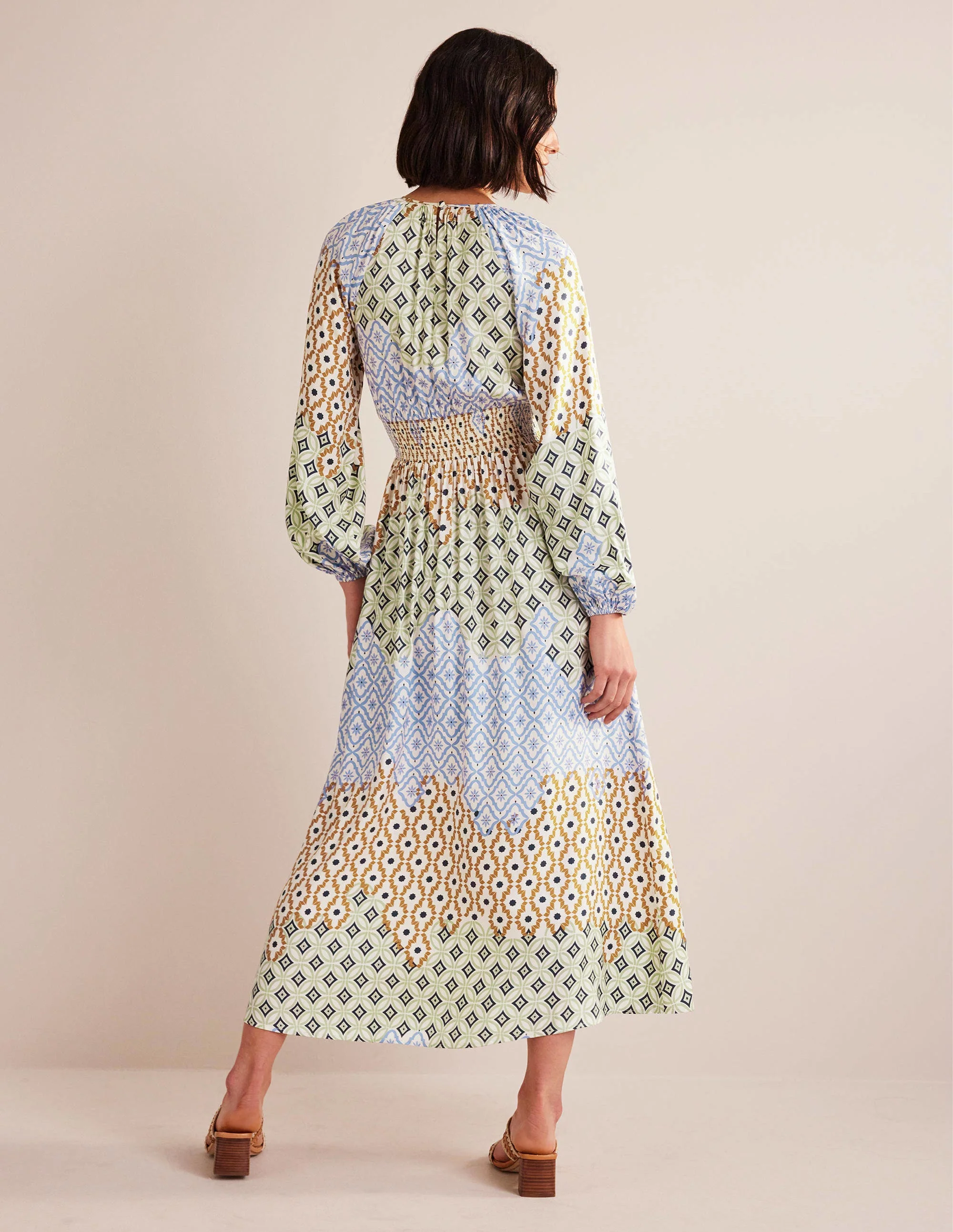 Raglan-Maxikleid mit gesmokter Taille-Bunt, Geometrisches Muster - Image 3