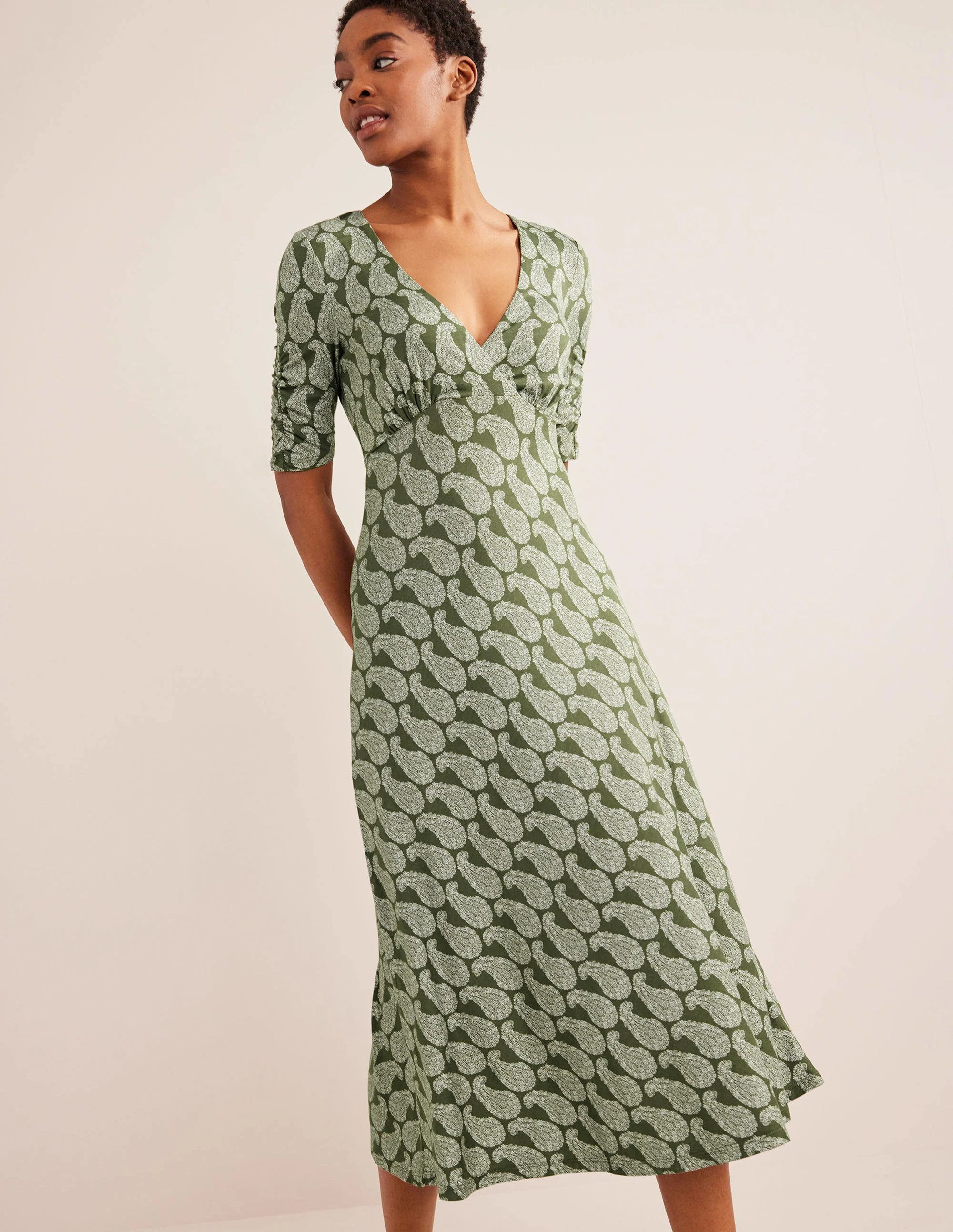 Rebecca Midi-Teekleid aus Jersey-Fichtengrün, Paisleymuster