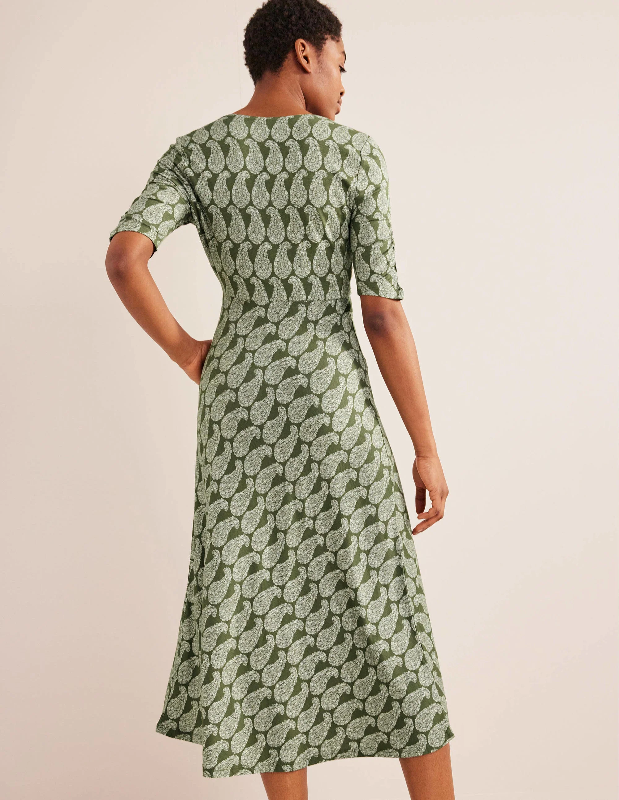 Rebecca Midi-Teekleid aus Jersey-Fichtengrün, Paisleymuster - Image 3