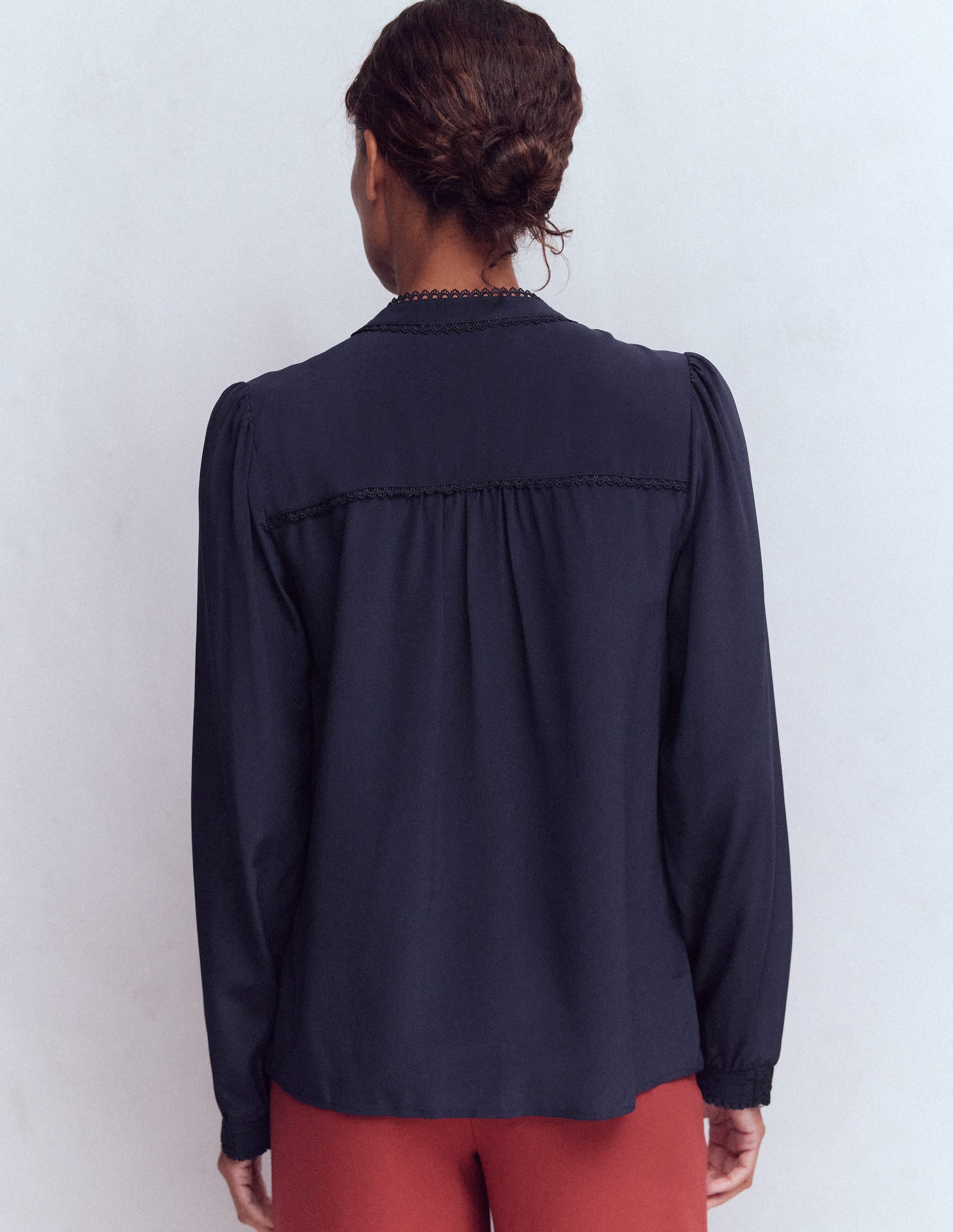 Rhea Seidenoberteil mit Besatz-Denim-Blau, Blühender Zweig - Image 3