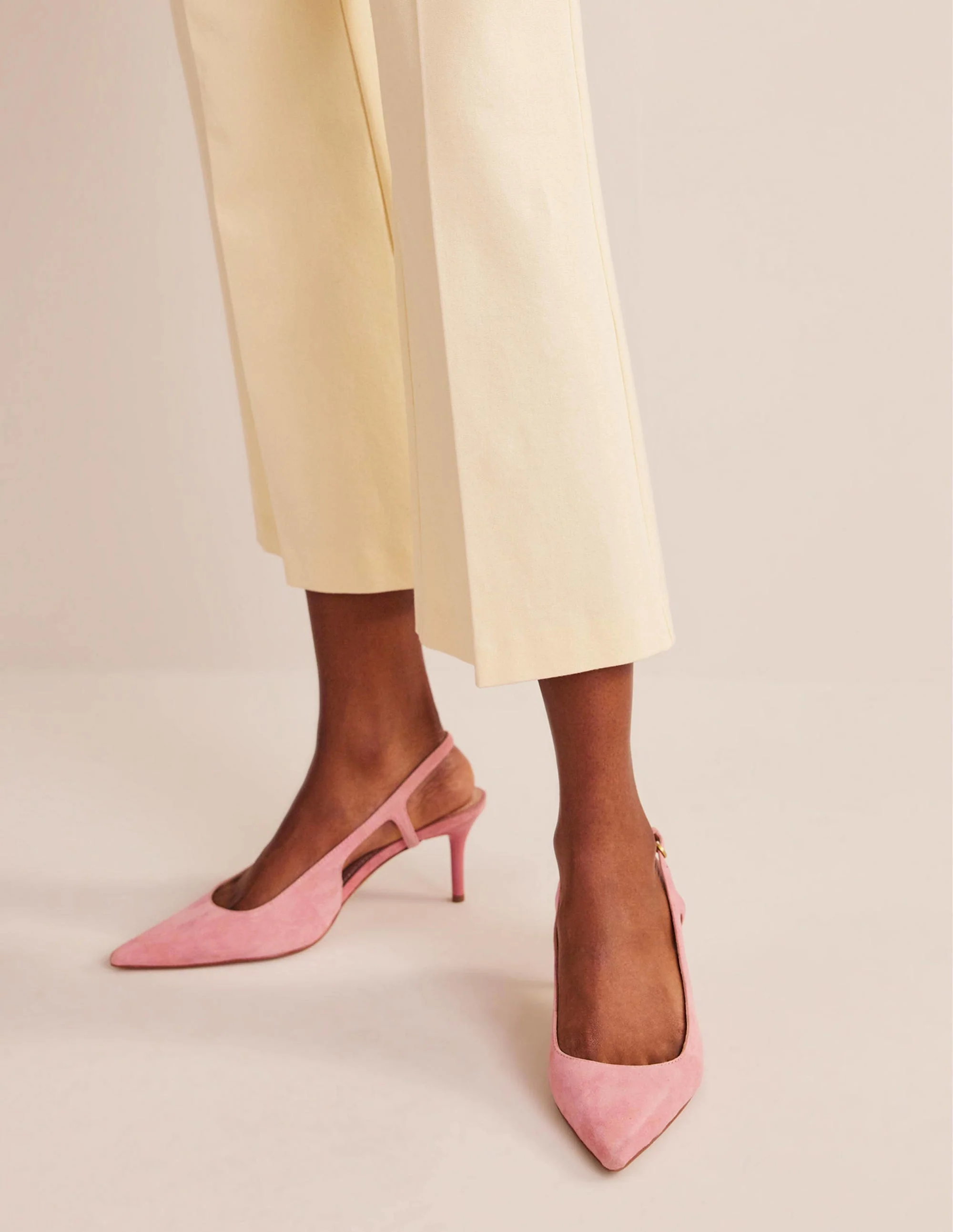 Riemchenpumps mit Cut-out-Pastellrosa, Velours-Ziegenleder