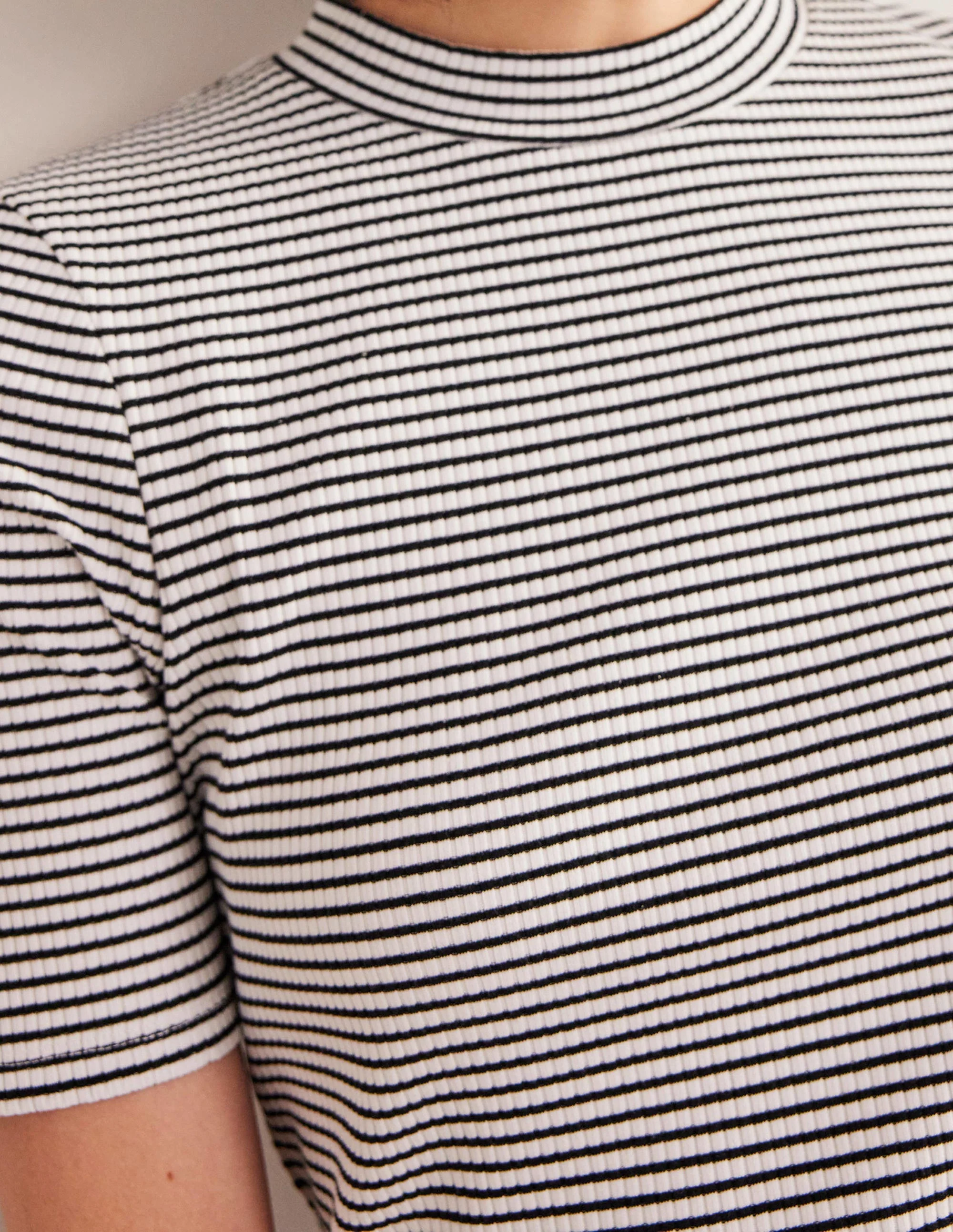 Rippstrickoberteil mit hohem Kragen-Naturweiß/Schwarz, Gestreift - Image 2