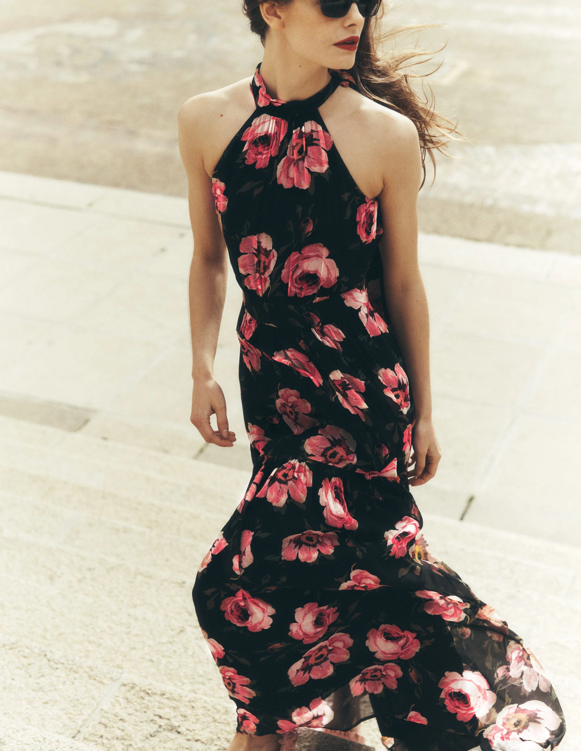 Roisin Maxikleid mit Bindeband am Ausschnitt-Schwarz Skurrile Rosen - Image 6