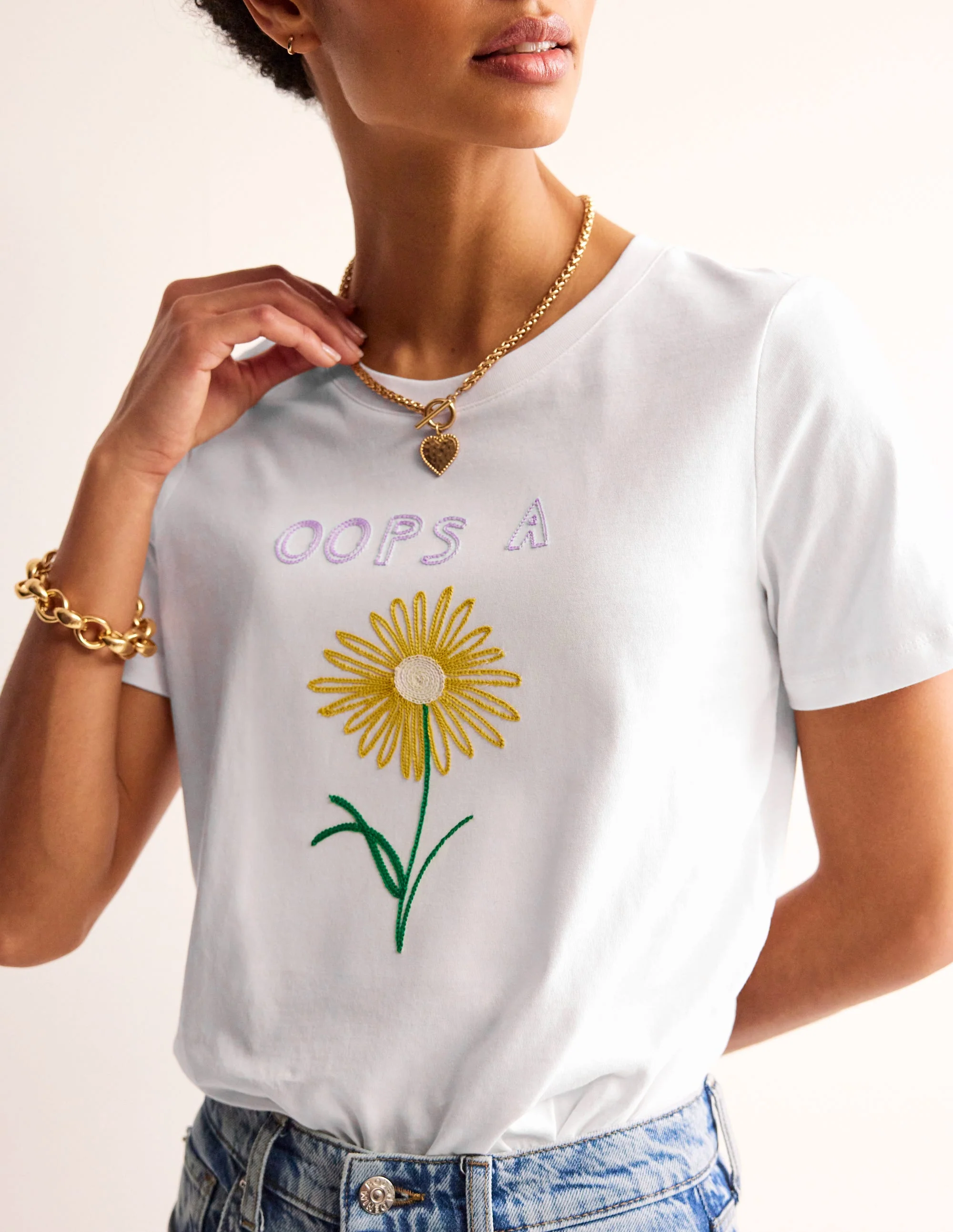 Rosa Besticktes T-Shirt-Weiß, Oops A Daisy - Image 2