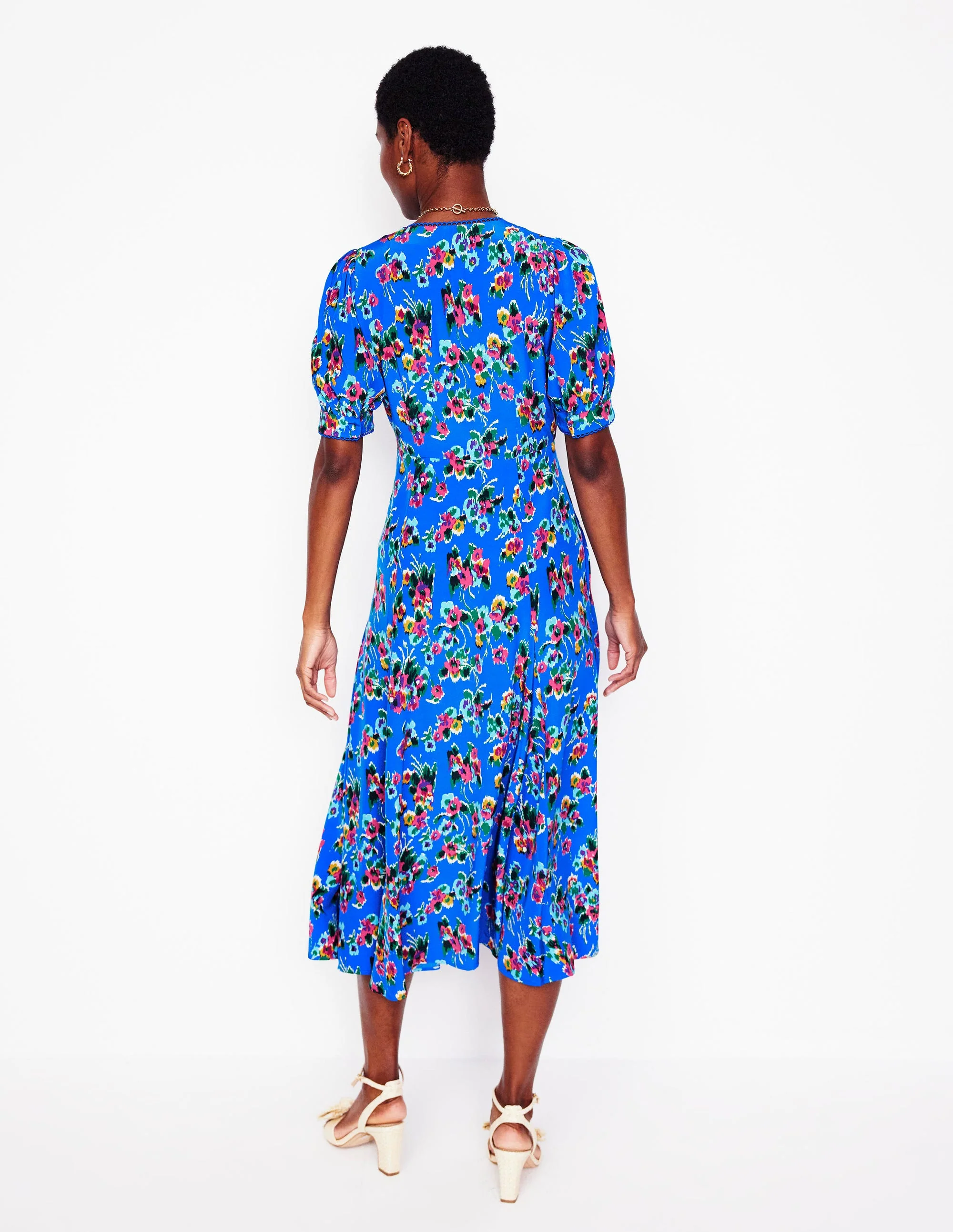 Rosie Teekleid mit Godetrock-Galerie-Blau, Abstrakter kleiner Blumenstrauß - Image 3
