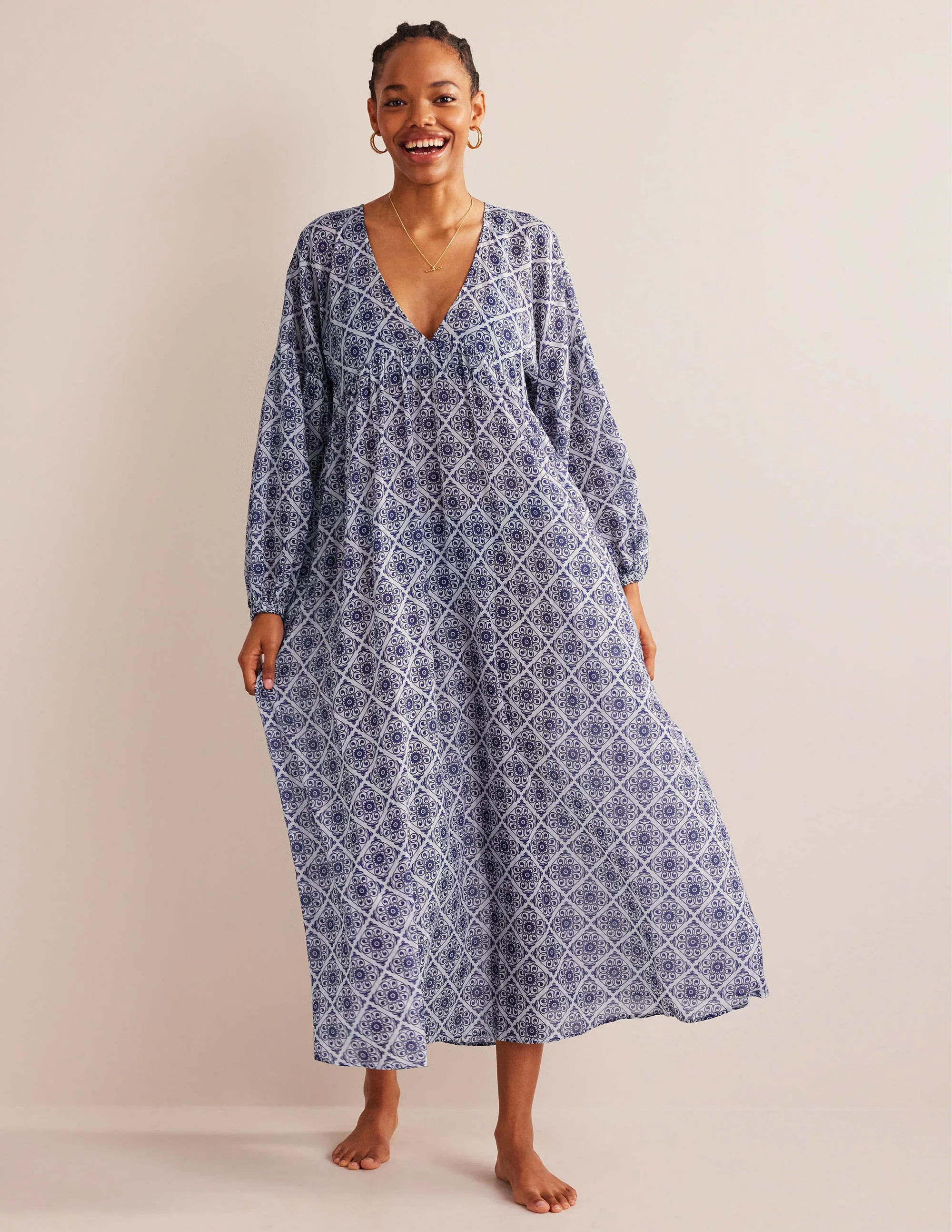 Sarah Maxi-Kaftankleid-Naturweiß, Blumen-Wirbelmuster
