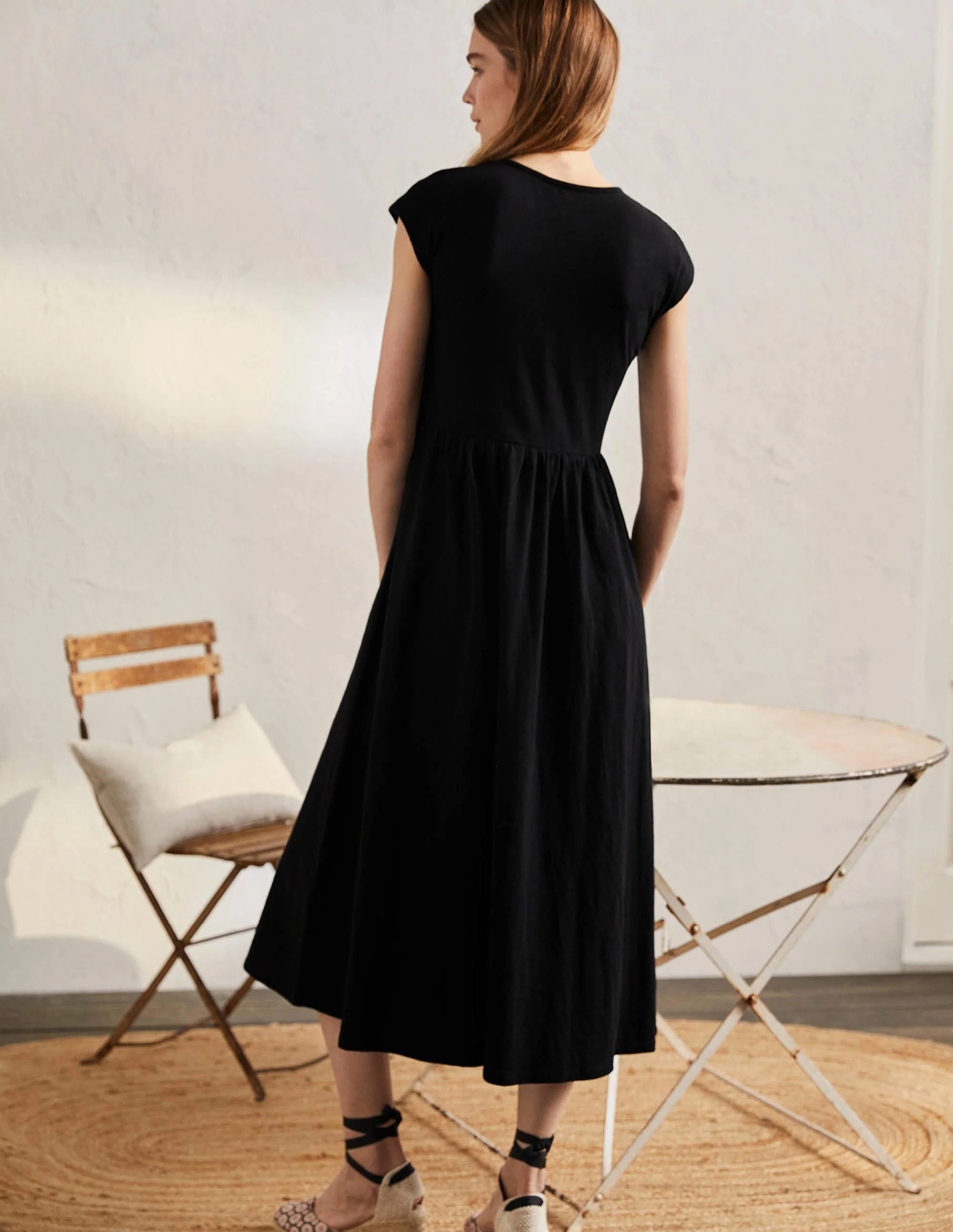 Schlichtes T-Shirt-Midikleid-Schwarz - Image 3
