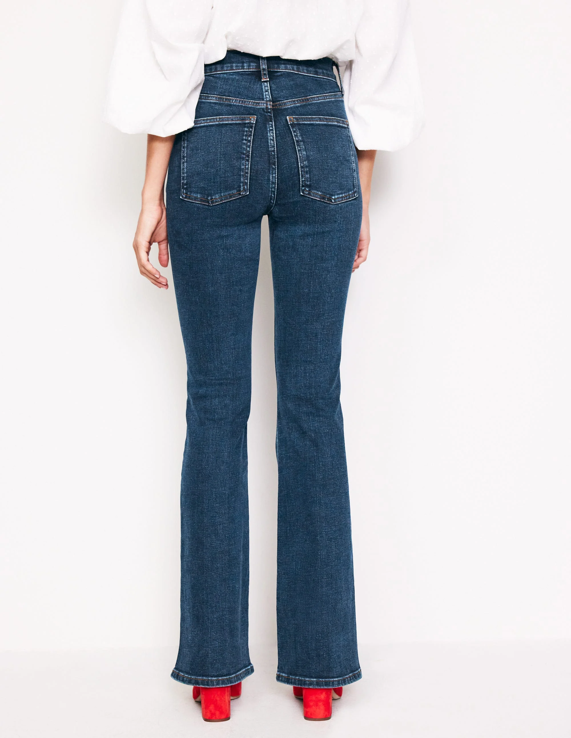 Schmal geschnittene, ausgestellte Jeans mit hohem Bund-Indigo Waschung - Image 3