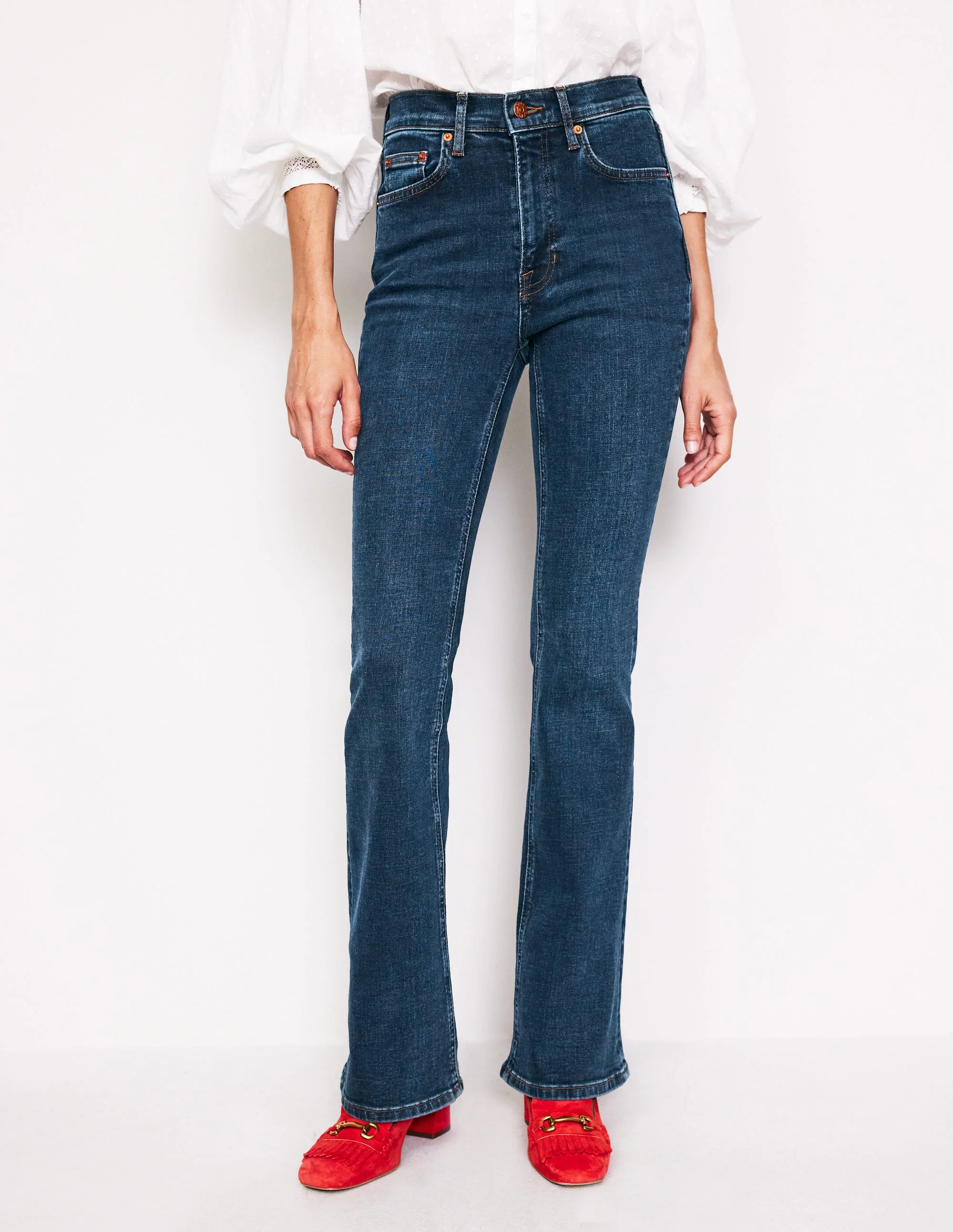 Schmal geschnittene, ausgestellte Jeans mit hohem Bund-Indigo Waschung - Image 4
