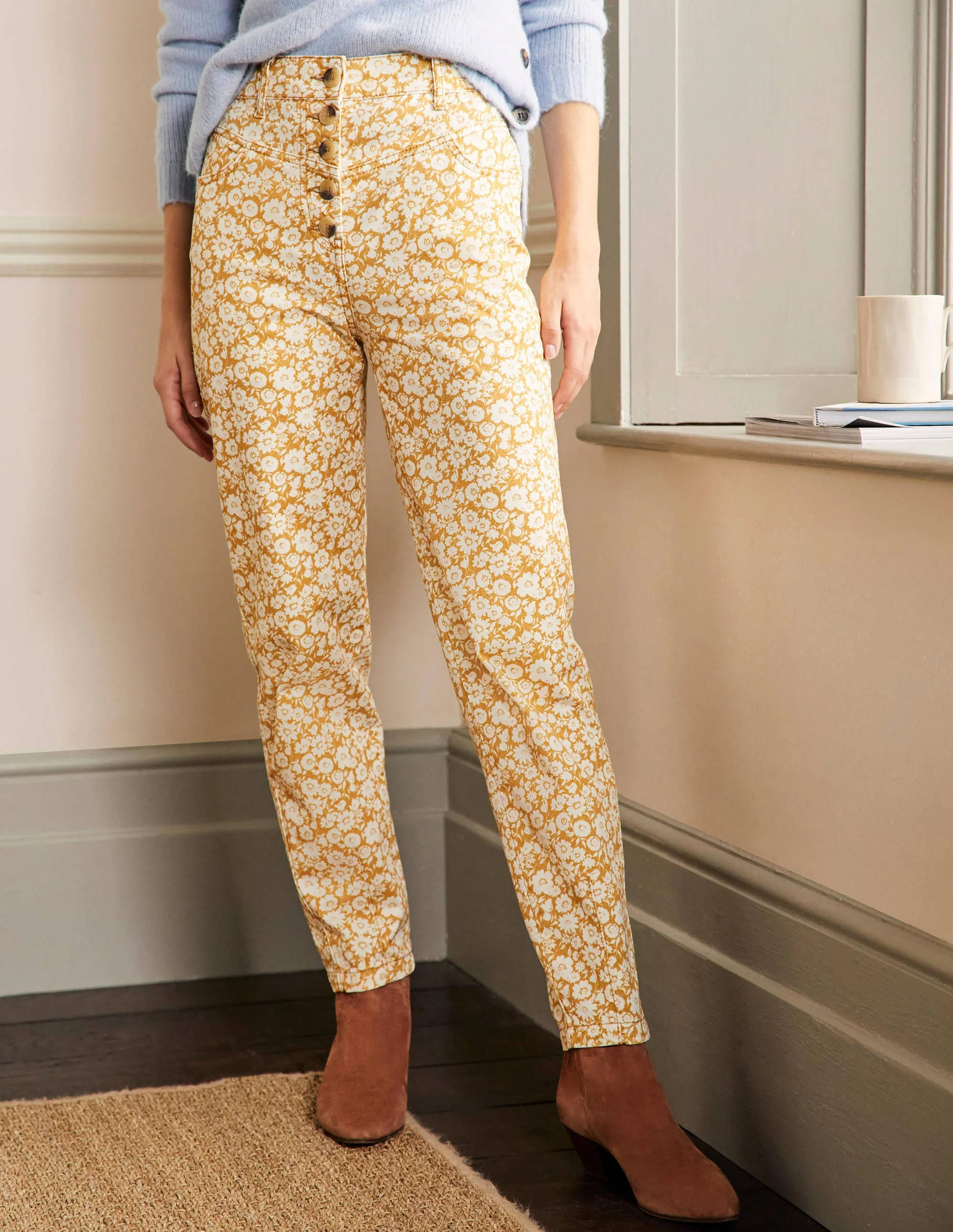 Schmal zulaufende Chinohose-Briochebraun, Elegante Blüten - Image 4