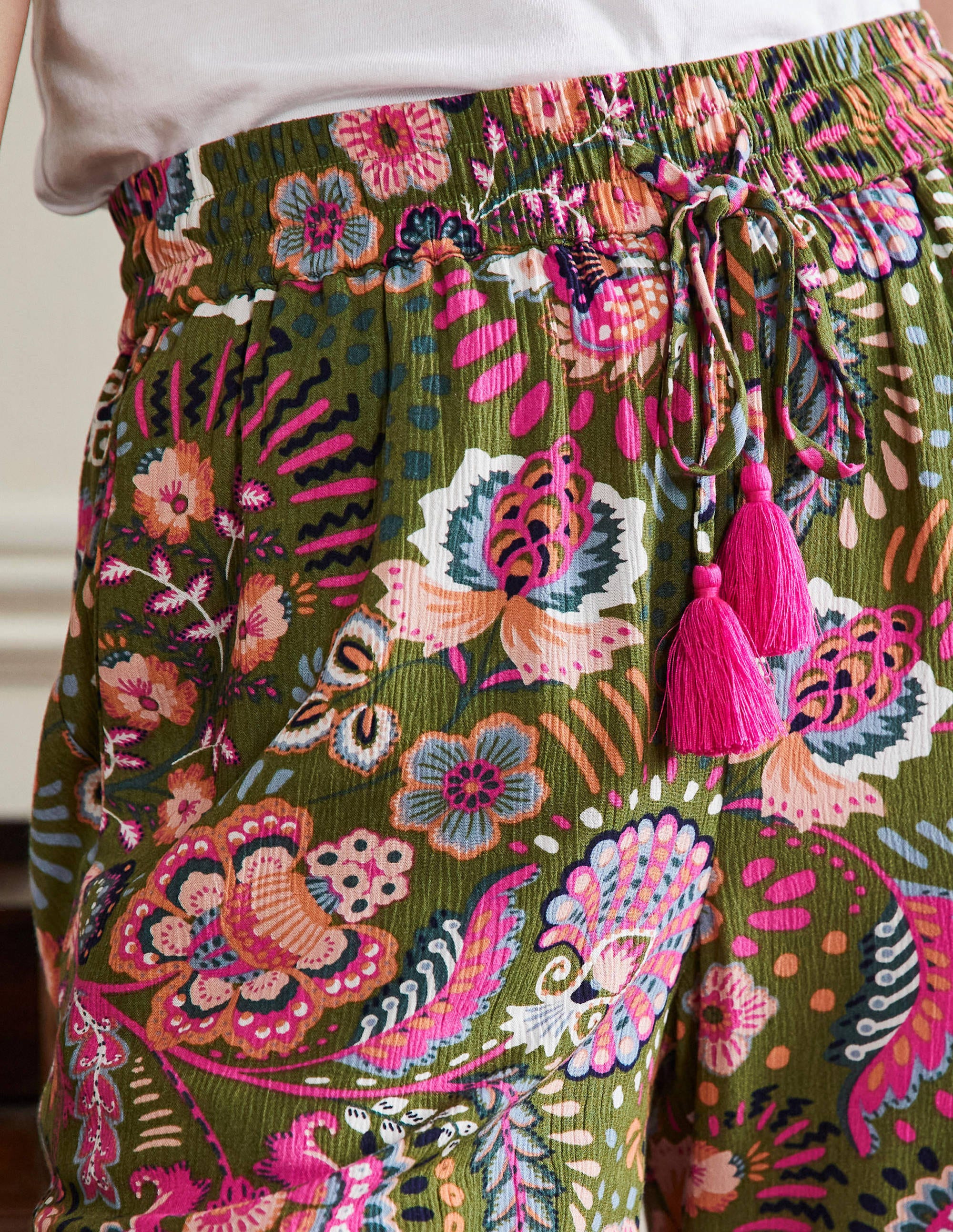 Schmal zulaufende Crinkle-Hose-Erbsengrün, Dekoratives Wiesenmuster - Image 2