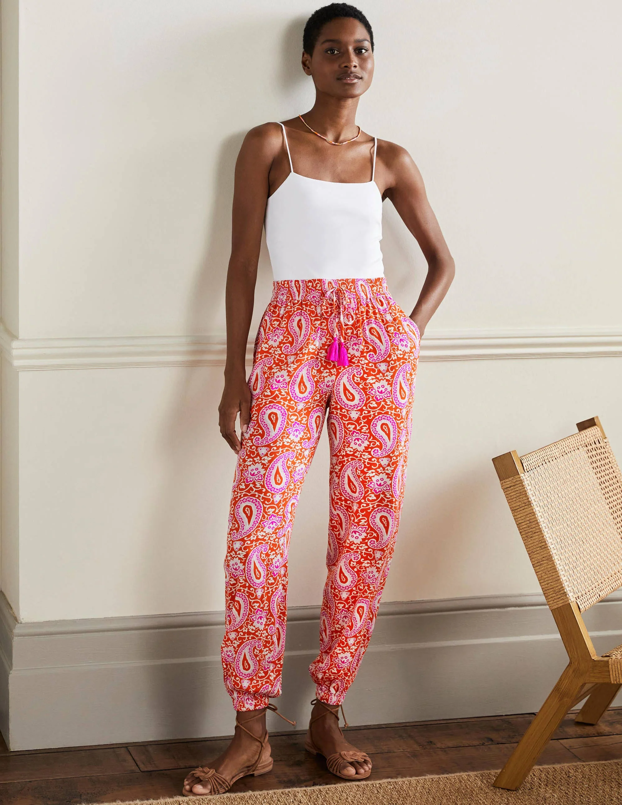 Schmal zulaufende Crinkle-Hose-Papayaorange, Bezauberndes Paisleymuster