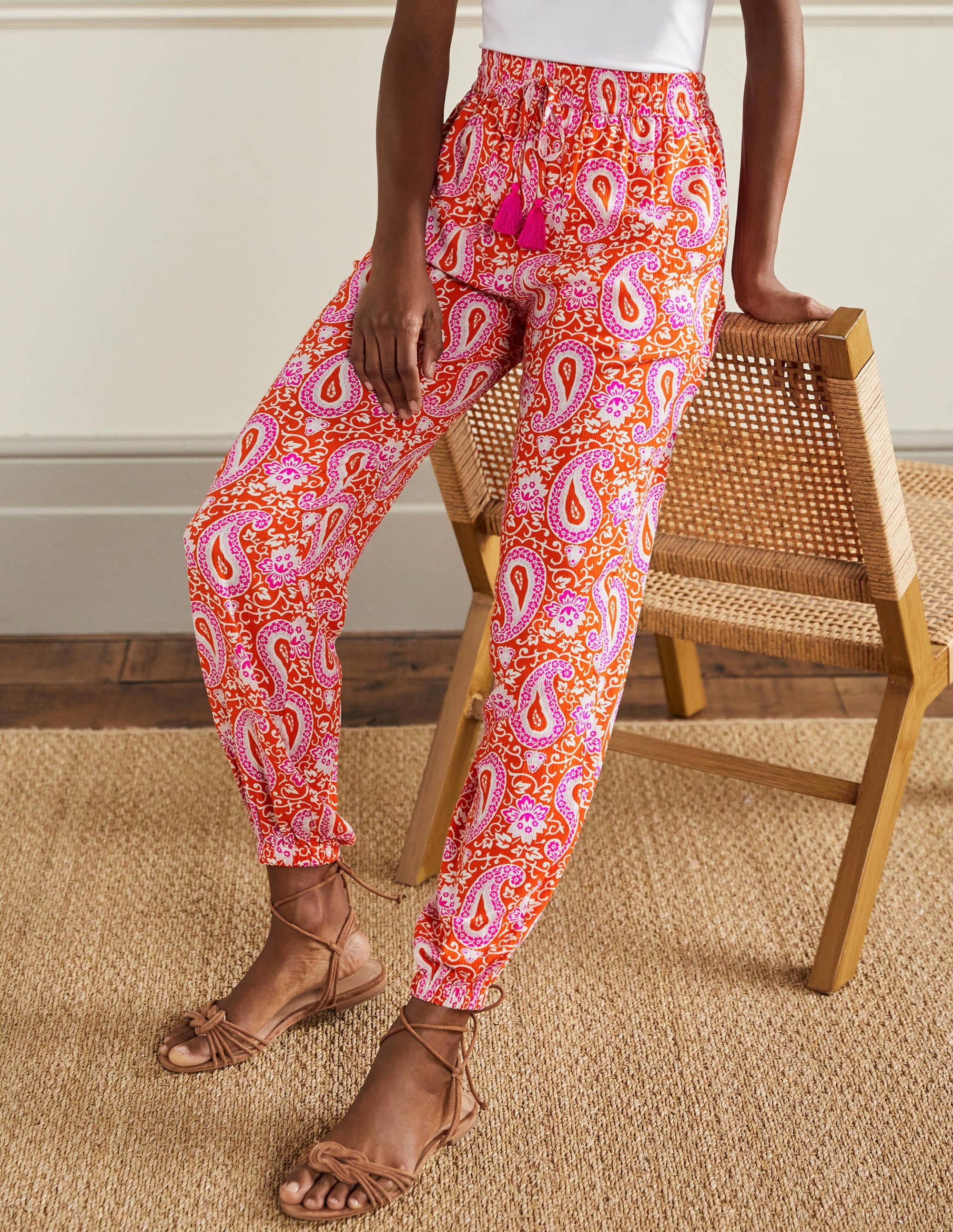 Schmal zulaufende Crinkle-Hose-Papayaorange, Bezauberndes Paisleymuster - Image 4