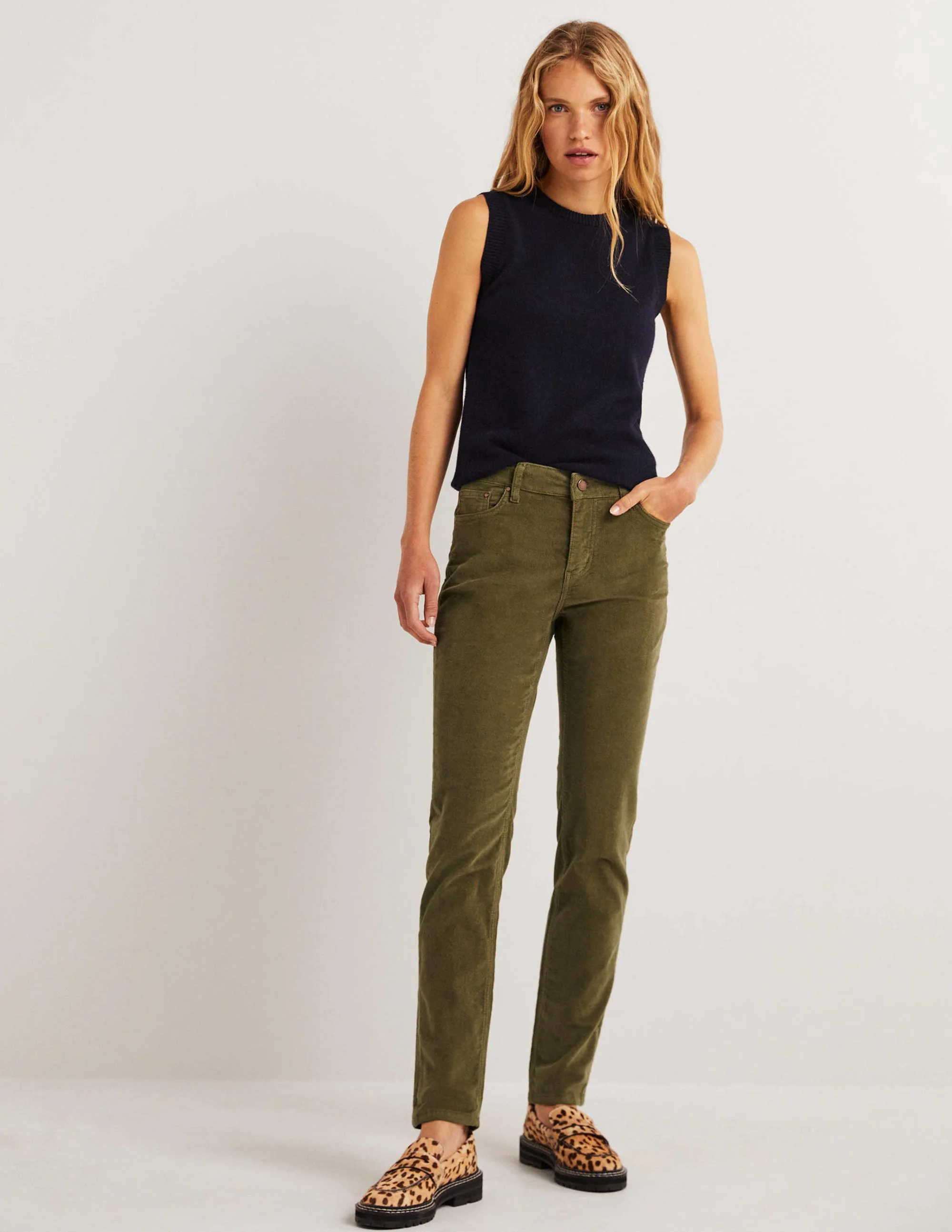 Schmale Cord-Jeans mit geradem Bein-Feldgrün