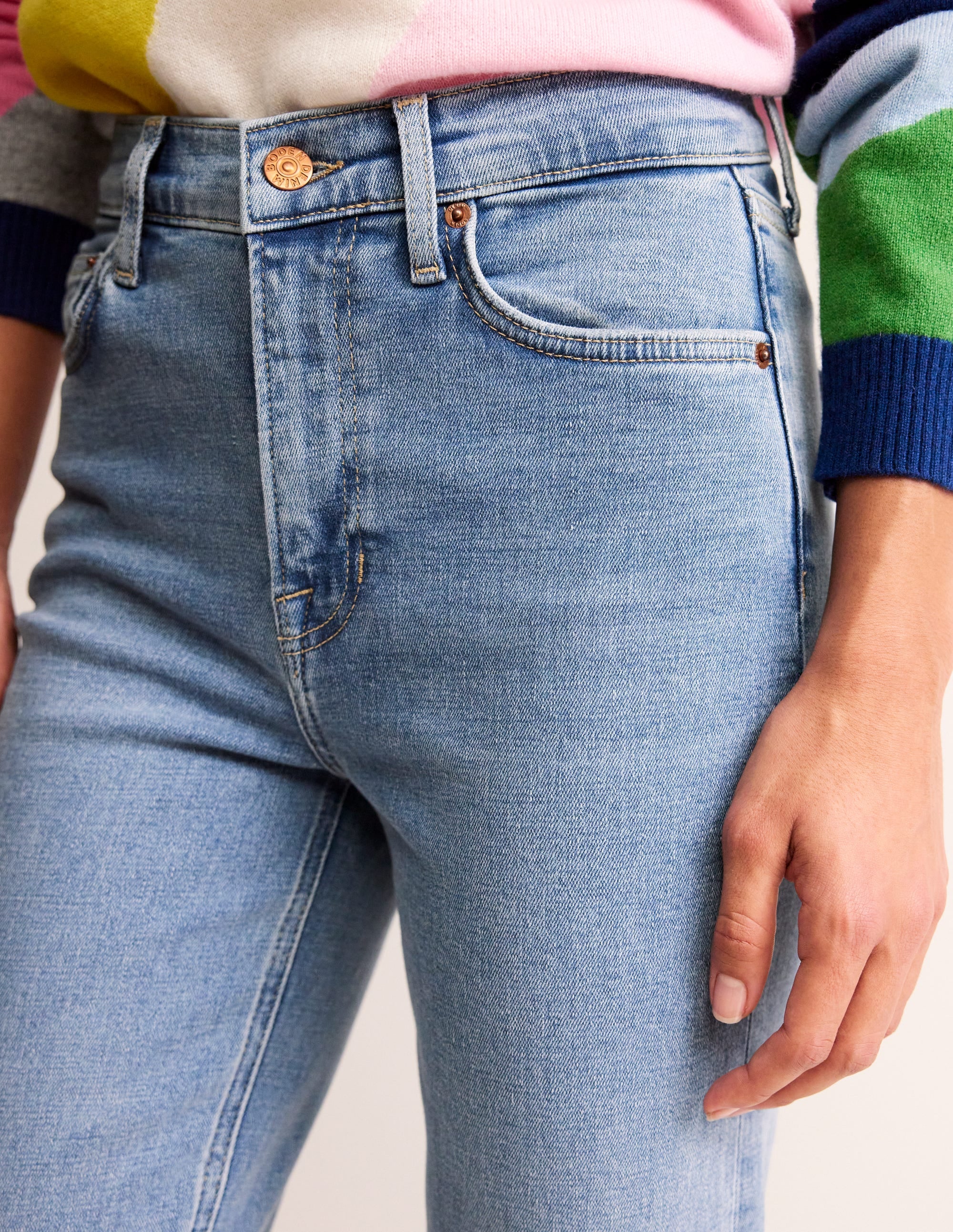 Schmale Jeans mit mittelhohem Bund-Ausgeblichene Optik - Image 5