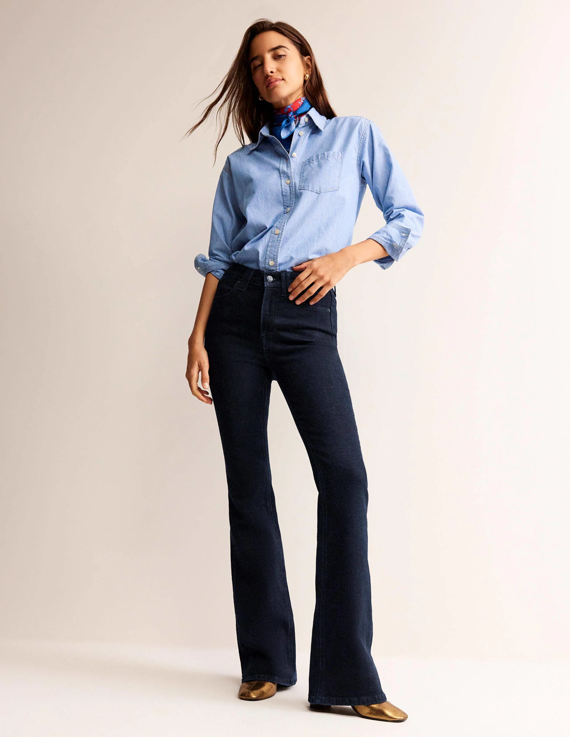 Schmale Jeans mit mittelhohem Bund und leichtem Schlag-Indigo Waschung