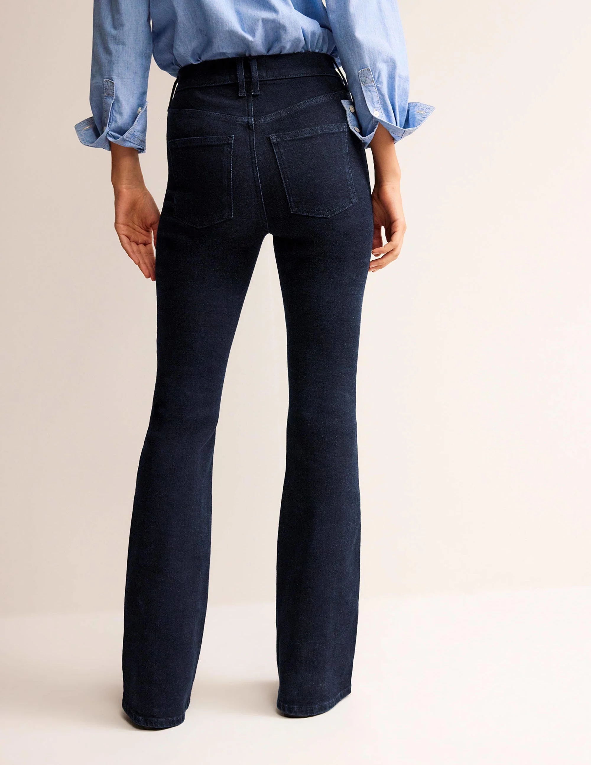 Schmale Jeans mit mittelhohem Bund und leichtem Schlag-Indigo Waschung - Image 3